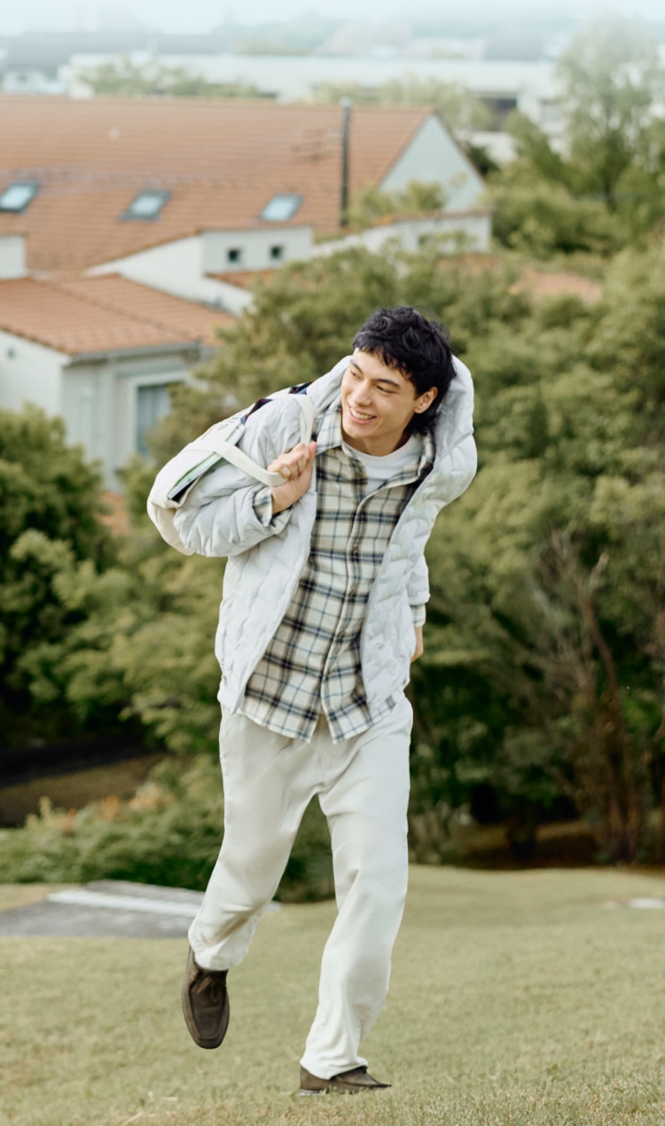 아웃도어씬에서 활용하기 좋은 아우터, 티셔츠, 쇼트팬츠 제품을 만나보세요.