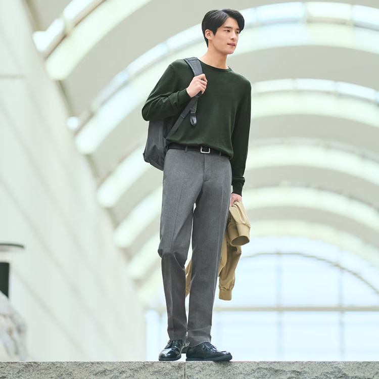 겉감은 잘 늘어나는 소재로 하루 종일 편안한 착용감을 느낄 수 있는 테일러드 재킷으로 완성한 깔끔한 비즈니스 룩