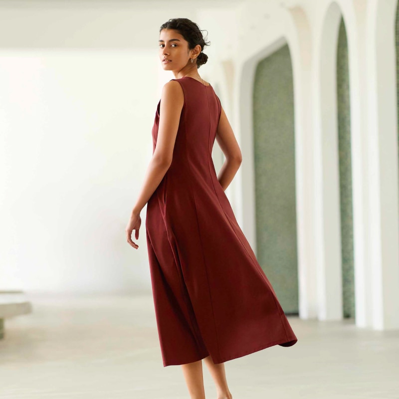 아름다운 라인의 핏 앤 플레어 실루엣으로 울트라 스트레치 기능을 가진 부드러운 소재를 사용하여 편안하고 자유로운 움직임을 선사하는 원피스