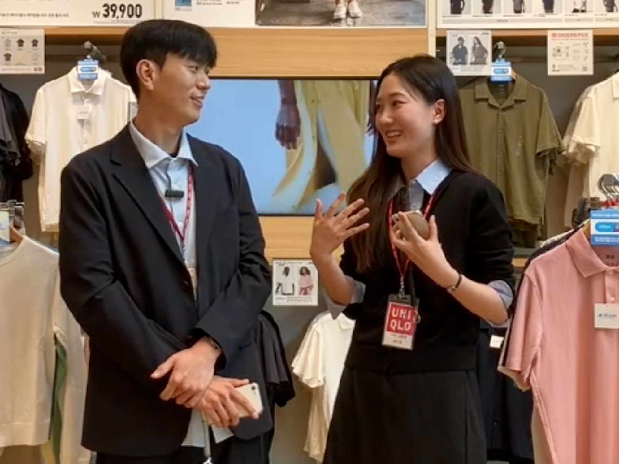 유니클로 앱을 이용하면 근처 매장의 실시간 라이브 방송 정보를 받아볼 수 있습니다.