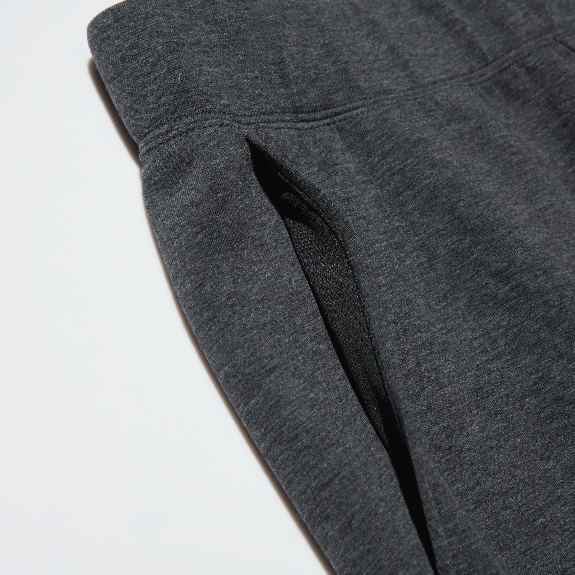The pocket lining is made of breathable mesh.