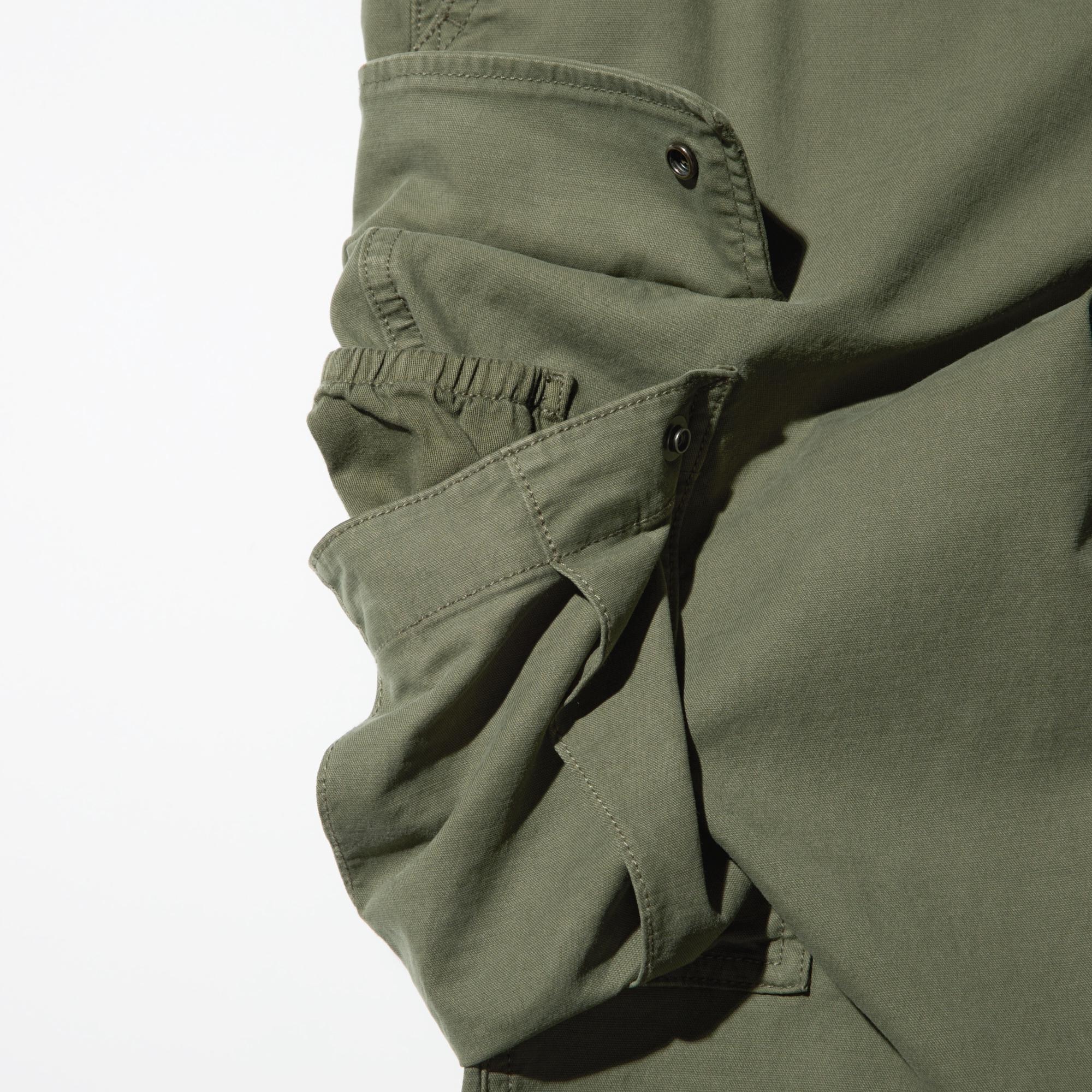 The right-side cargo pocket features an inner pocket.