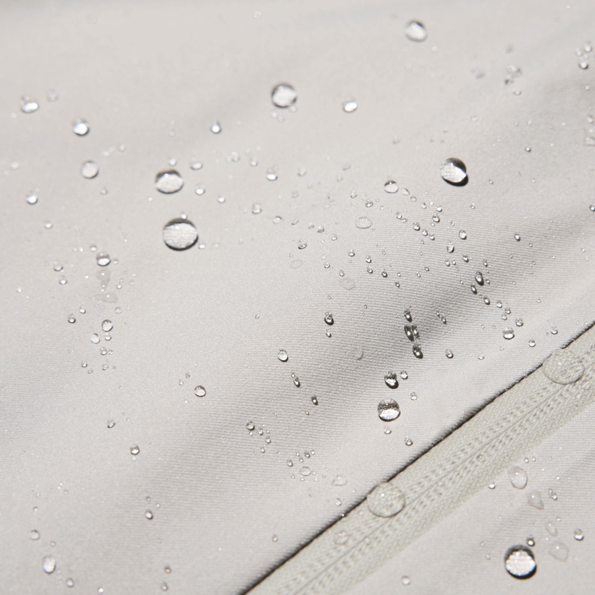 Bahan fungsional yang memiliki lapisan tahan angin dan water repellent. *Bahan dilapisi dengan lapisan water-repellent sehingga efeknya tahan lebih lama. Lapisan ini tidak permanen.