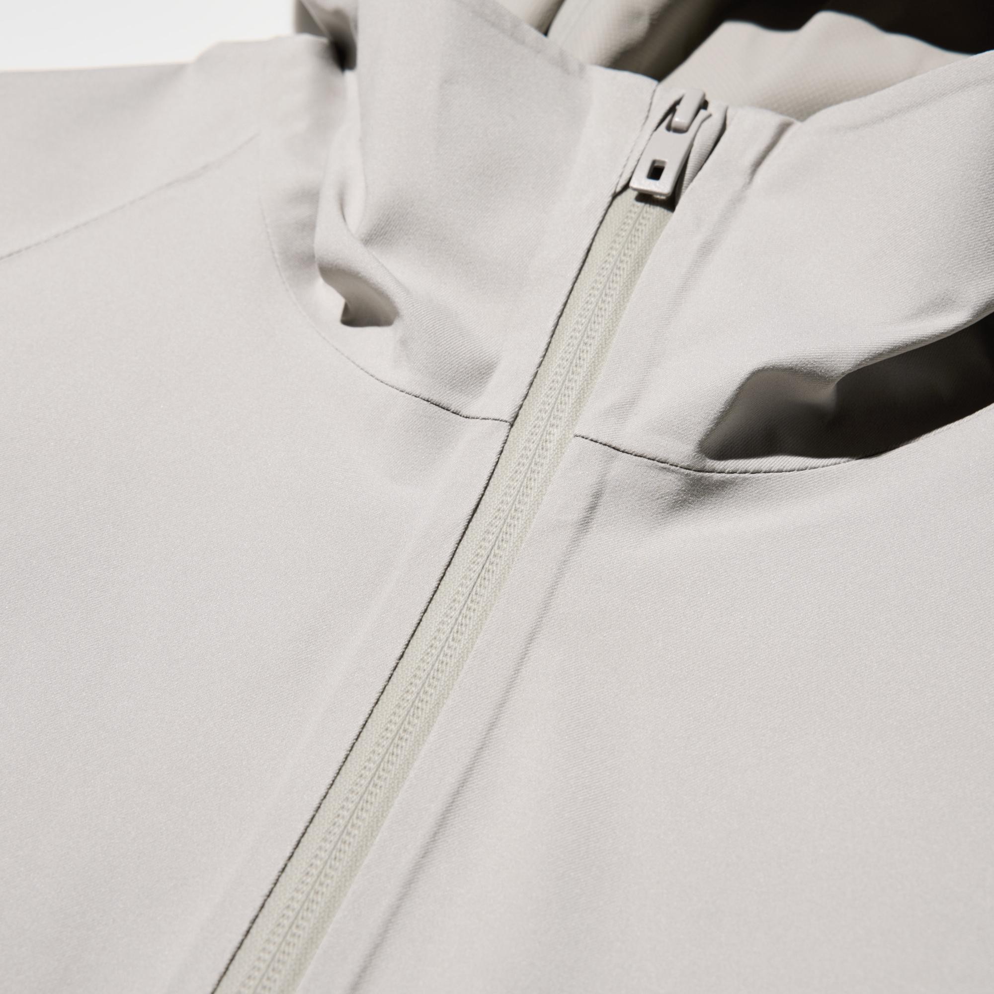 Bahan fungsional yang memiliki lapisan tahan angin dan water repellent. *Bahan dilapisi dengan lapisan water-repellent sehingga efeknya tahan lebih lama. Lapisan ini tidak permanen.