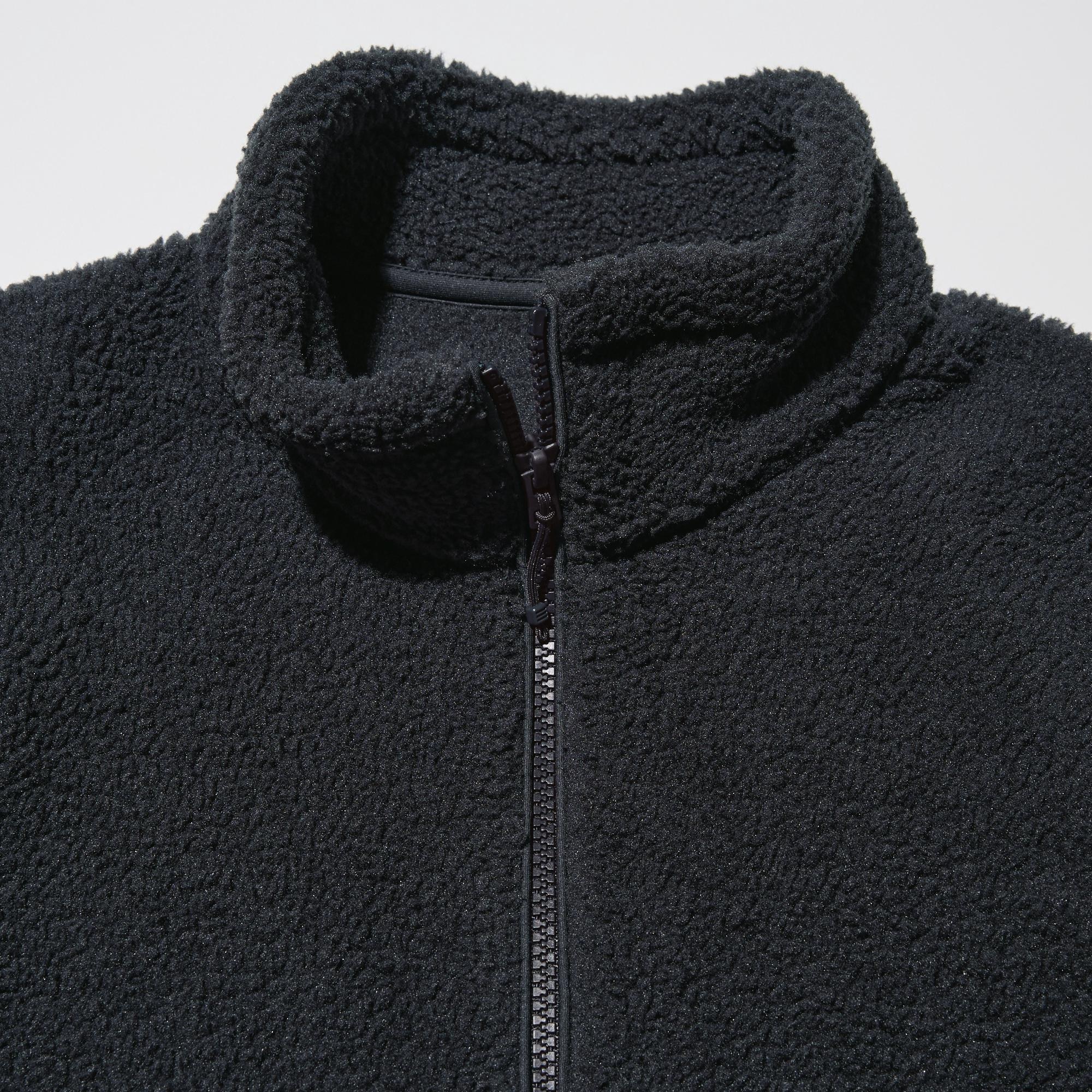 High collar and fluffy fleece keep the neck warm.