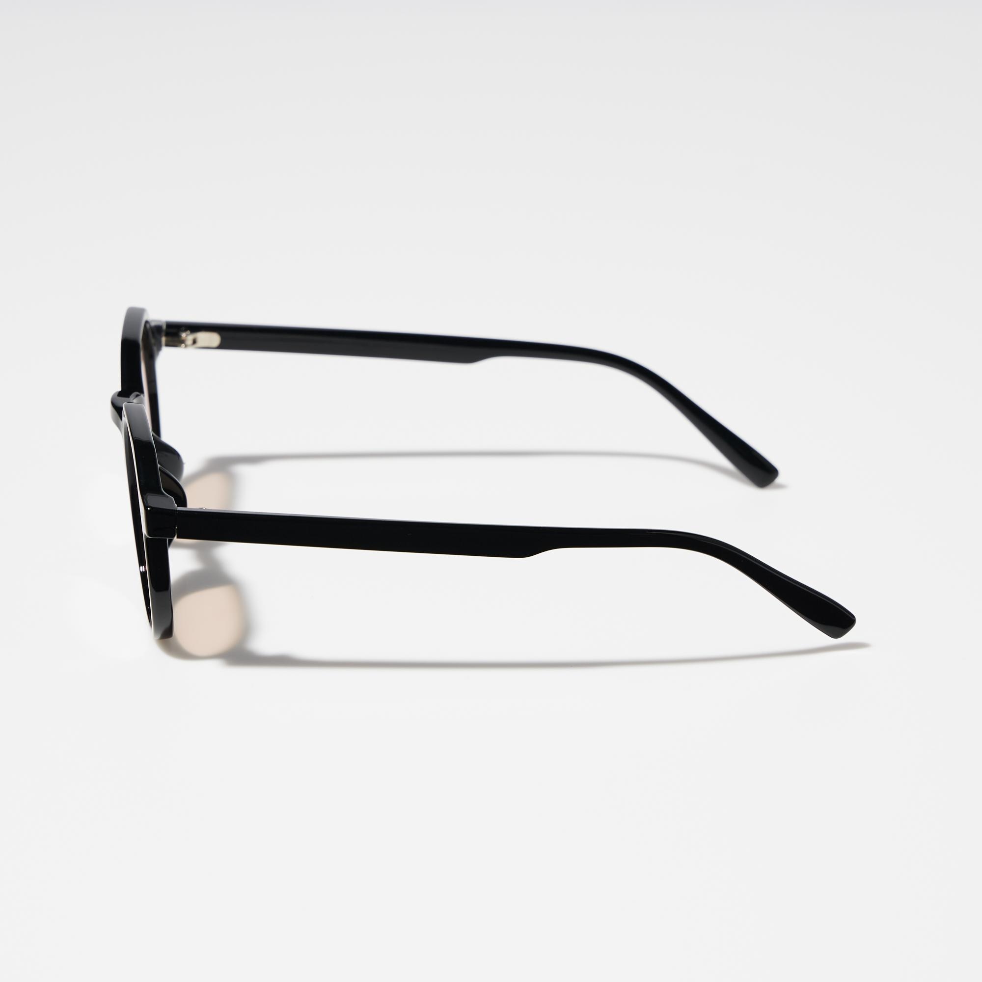 Made from plastic for a comfortable fit.