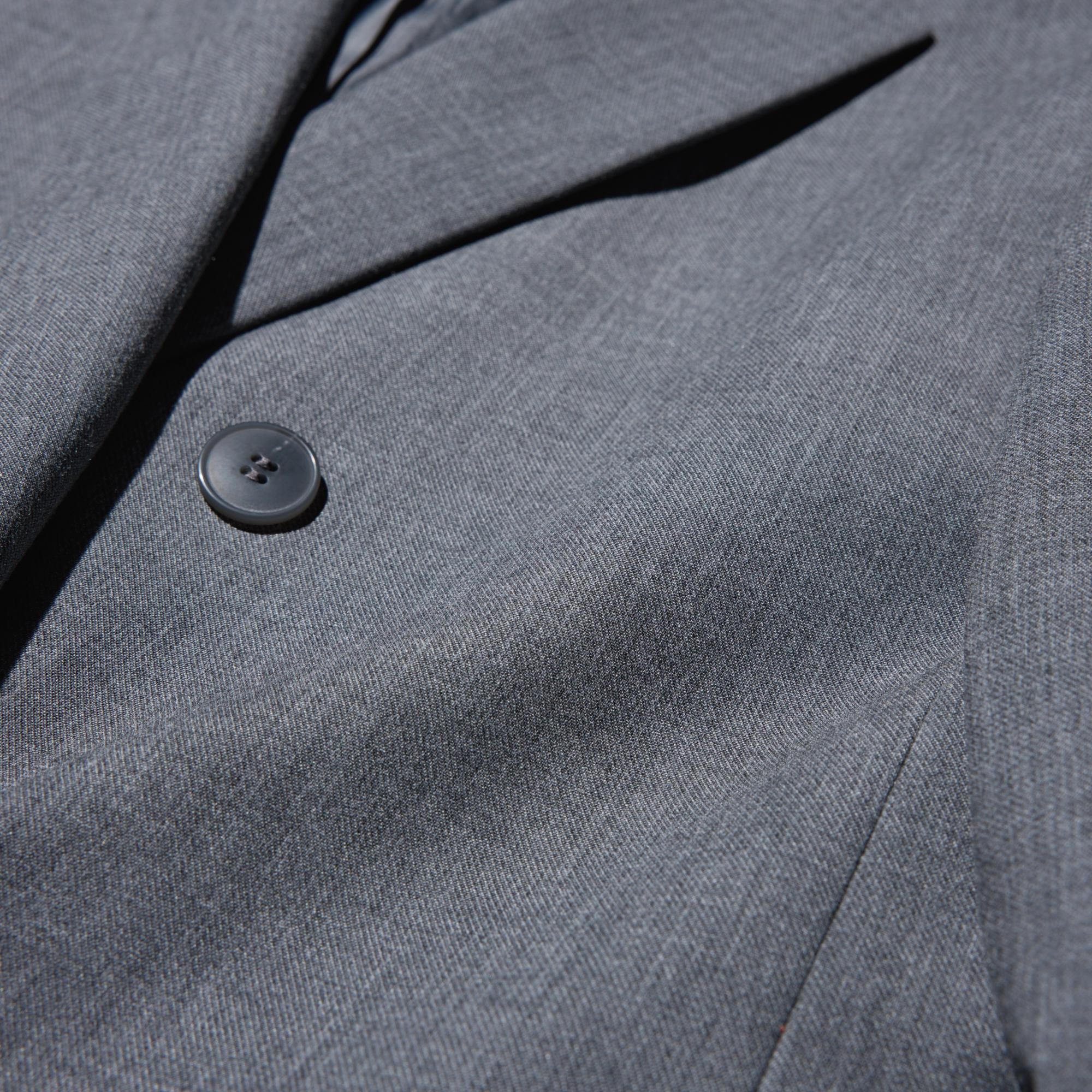 We’ve added shoulder pads to achieve a classic look.