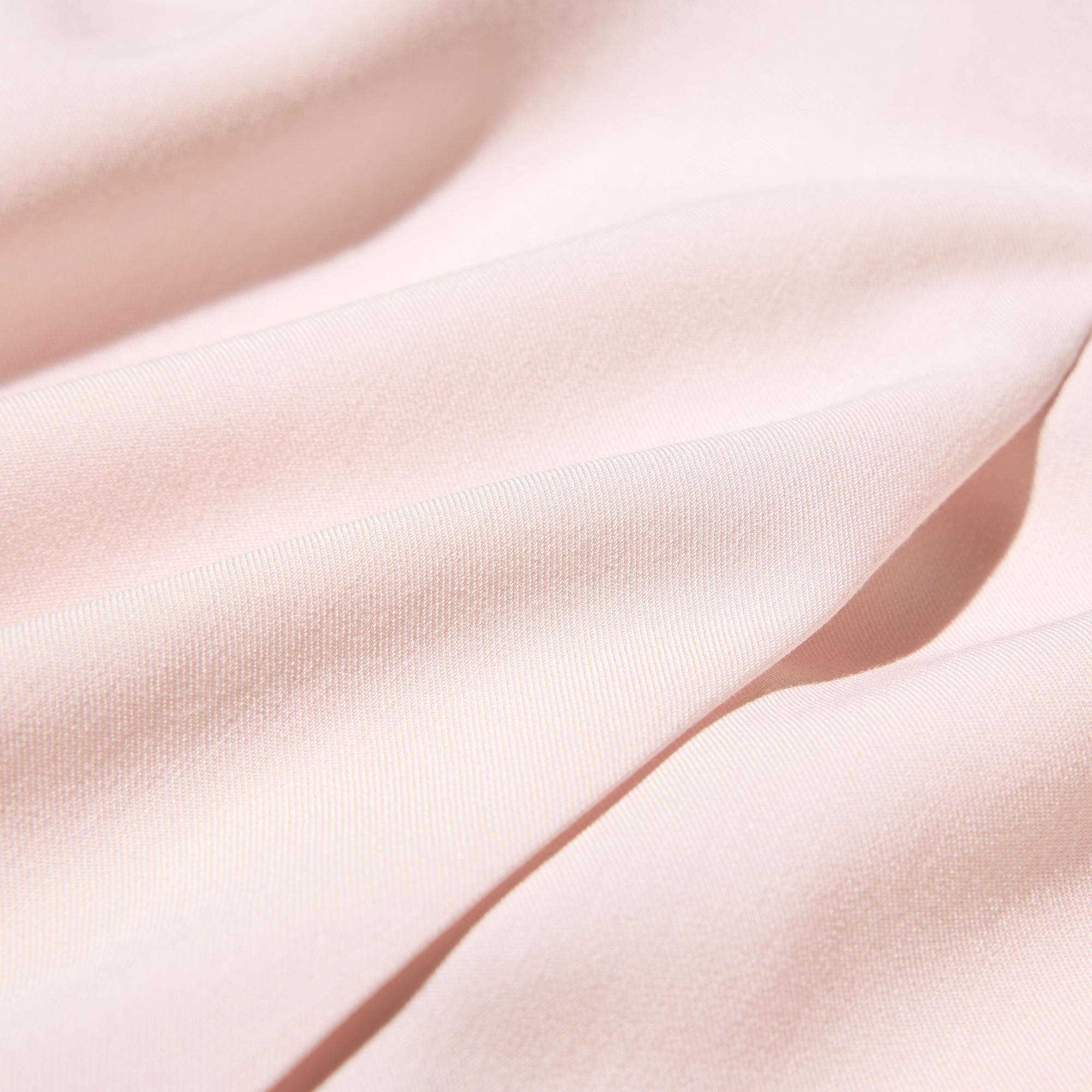 Skipper design that doesn’t open too far for a neat appearance while staying comfortable.