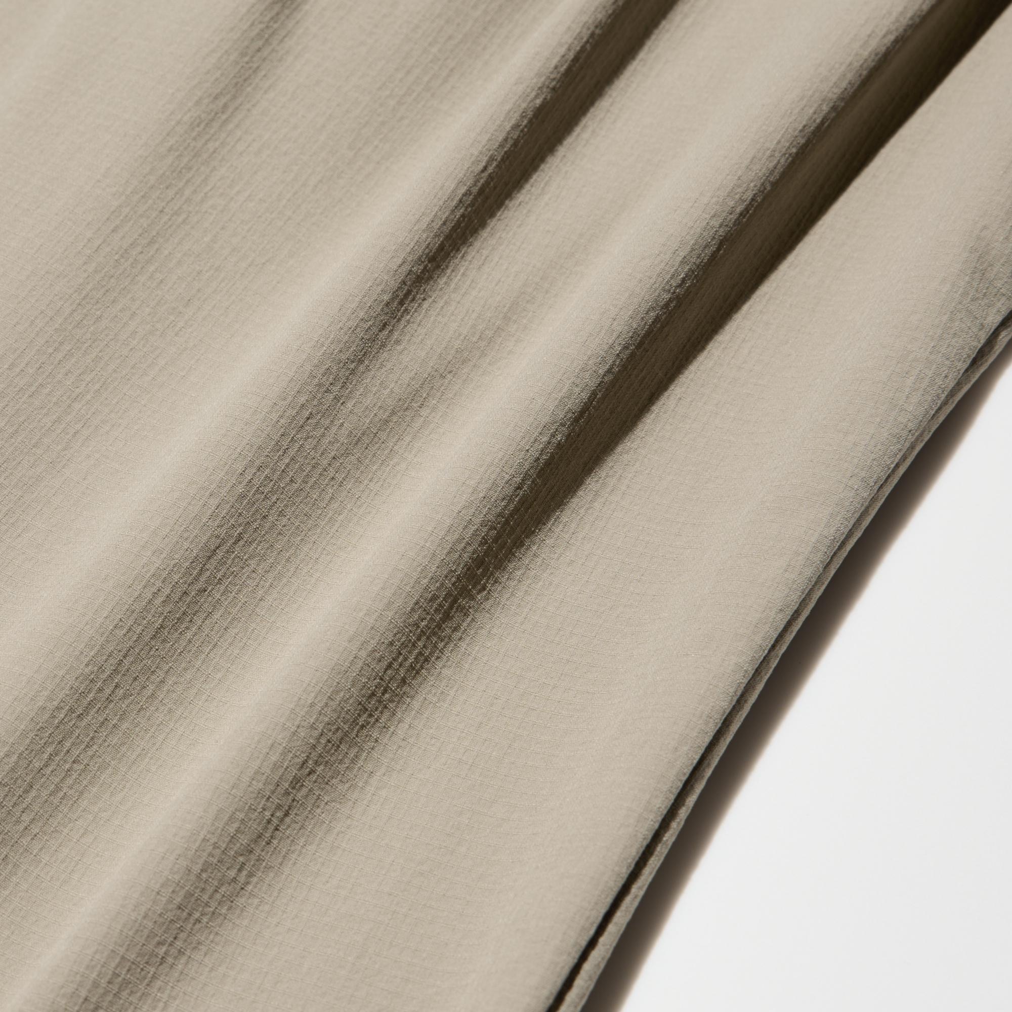 Bahan fungsional yang memiliki lapisan tahan angin dan water repellent. *Bahan dilapisi dengan lapisan water-repellent sehingga efeknya tahan lebih lama. Lapisan ini tidak permanen.