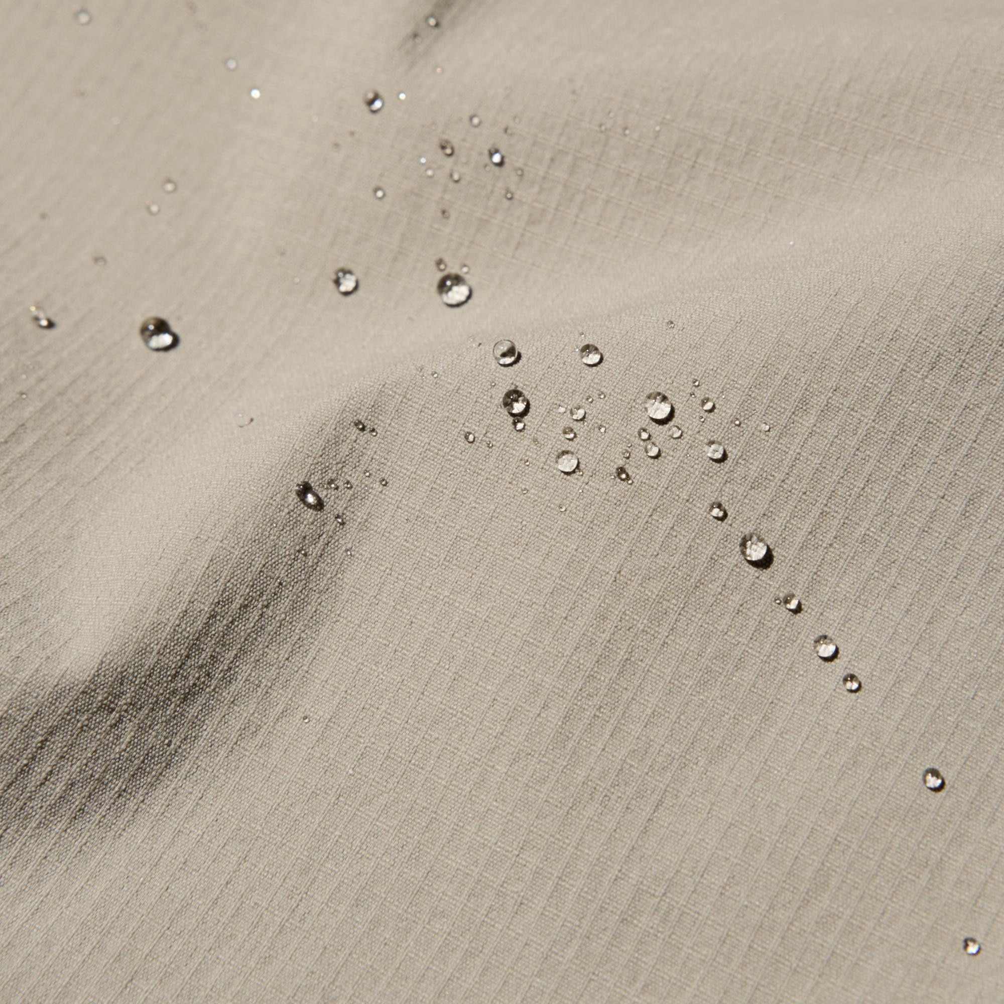 Bahan fungsional yang memiliki lapisan tahan angin dan water repellent. *Bahan dilapisi dengan lapisan water-repellent sehingga efeknya tahan lebih lama. Lapisan ini tidak permanen.