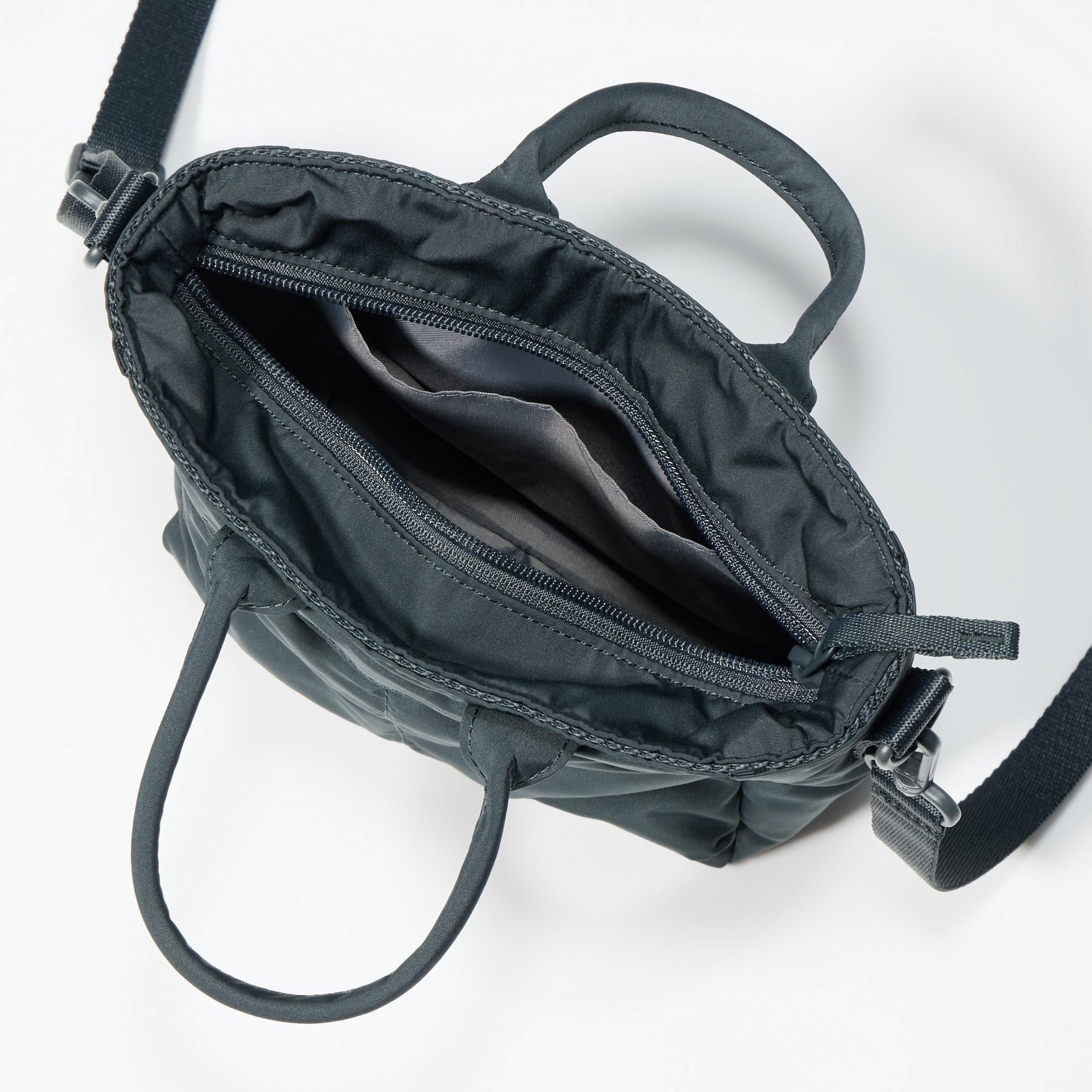 Bahan fungsional yang memiliki lapisan tahan angin dan water repellent. *Bahan dilapisi dengan lapisan water-repellent sehingga efeknya tahan lebih lama. Lapisan ini tidak permanen.