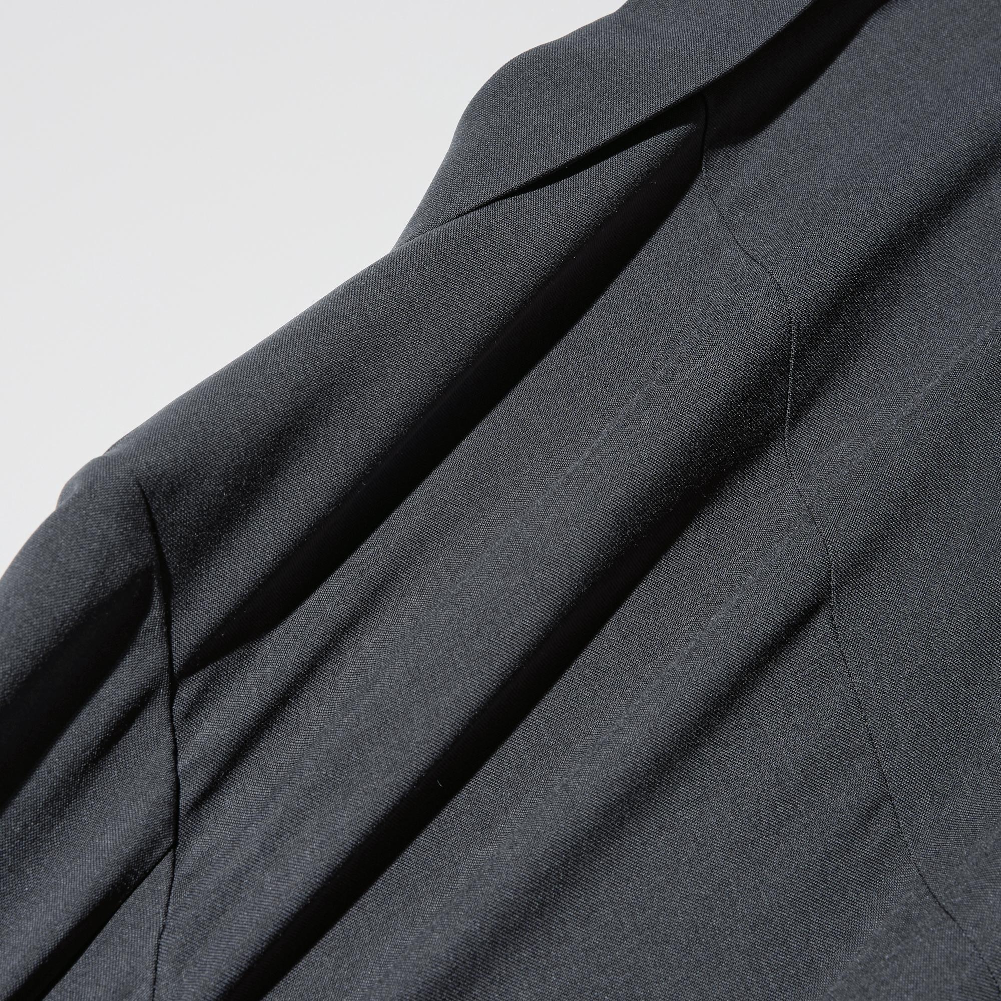 We’ve added shoulder pads to achieve a classic look.