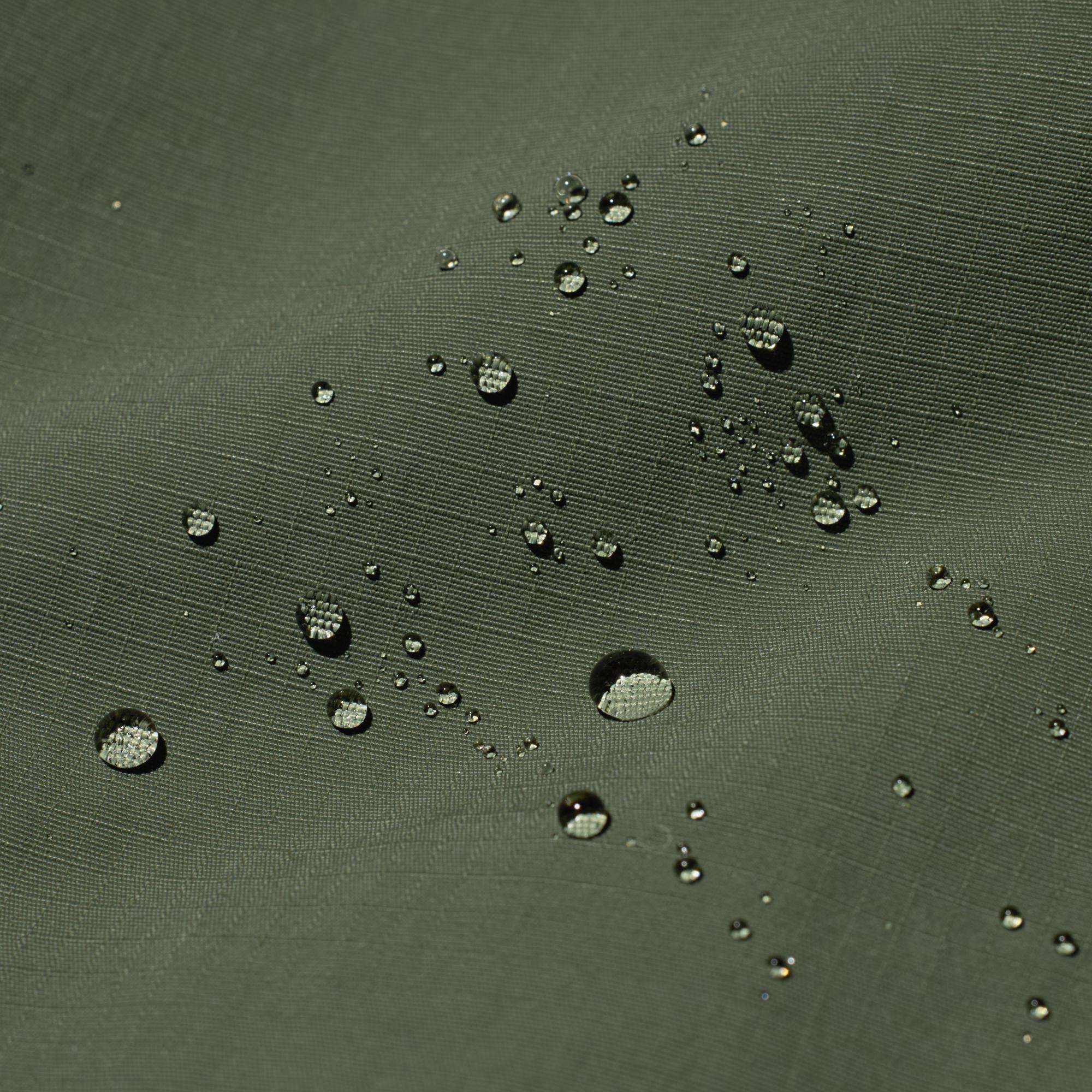 Bahan nilon ripstop dengan lapisan water-repellent. *Lapisan tidak bersifat permanen