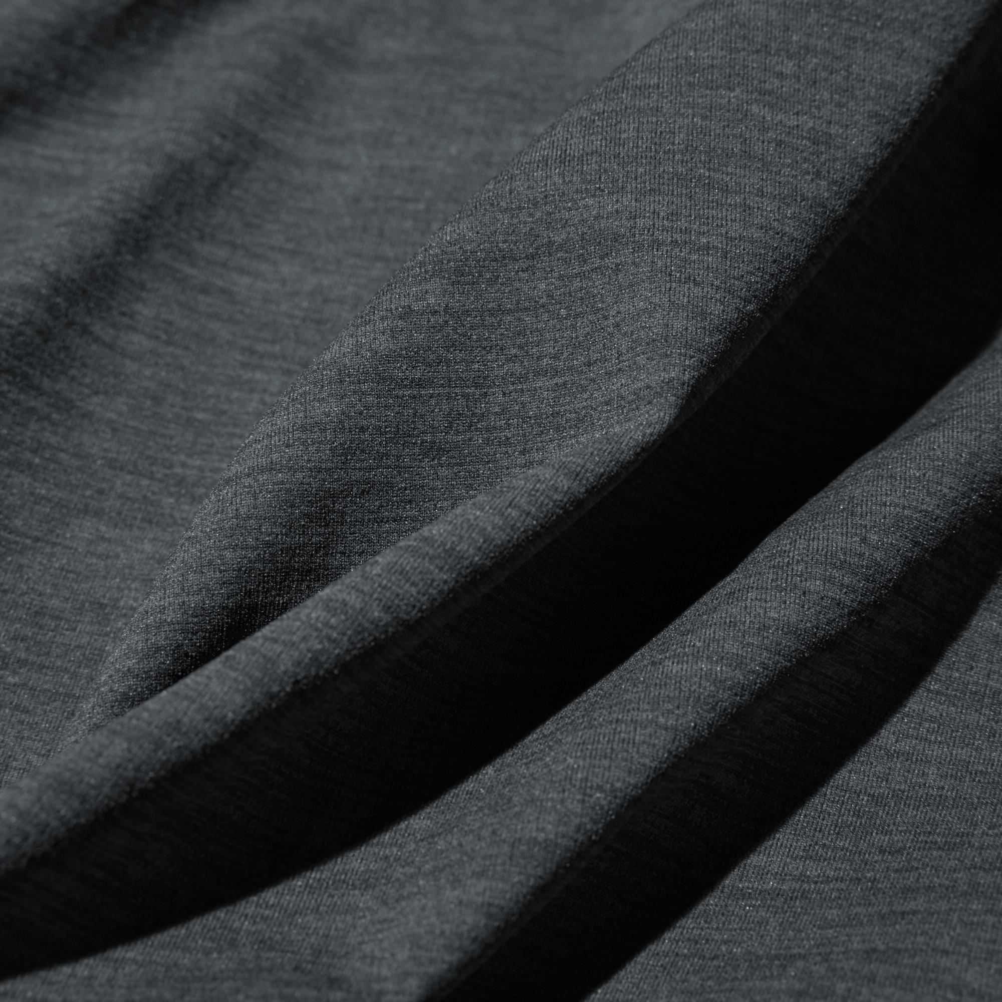 The special mesh material ensures breathability. With UV Protection technology.