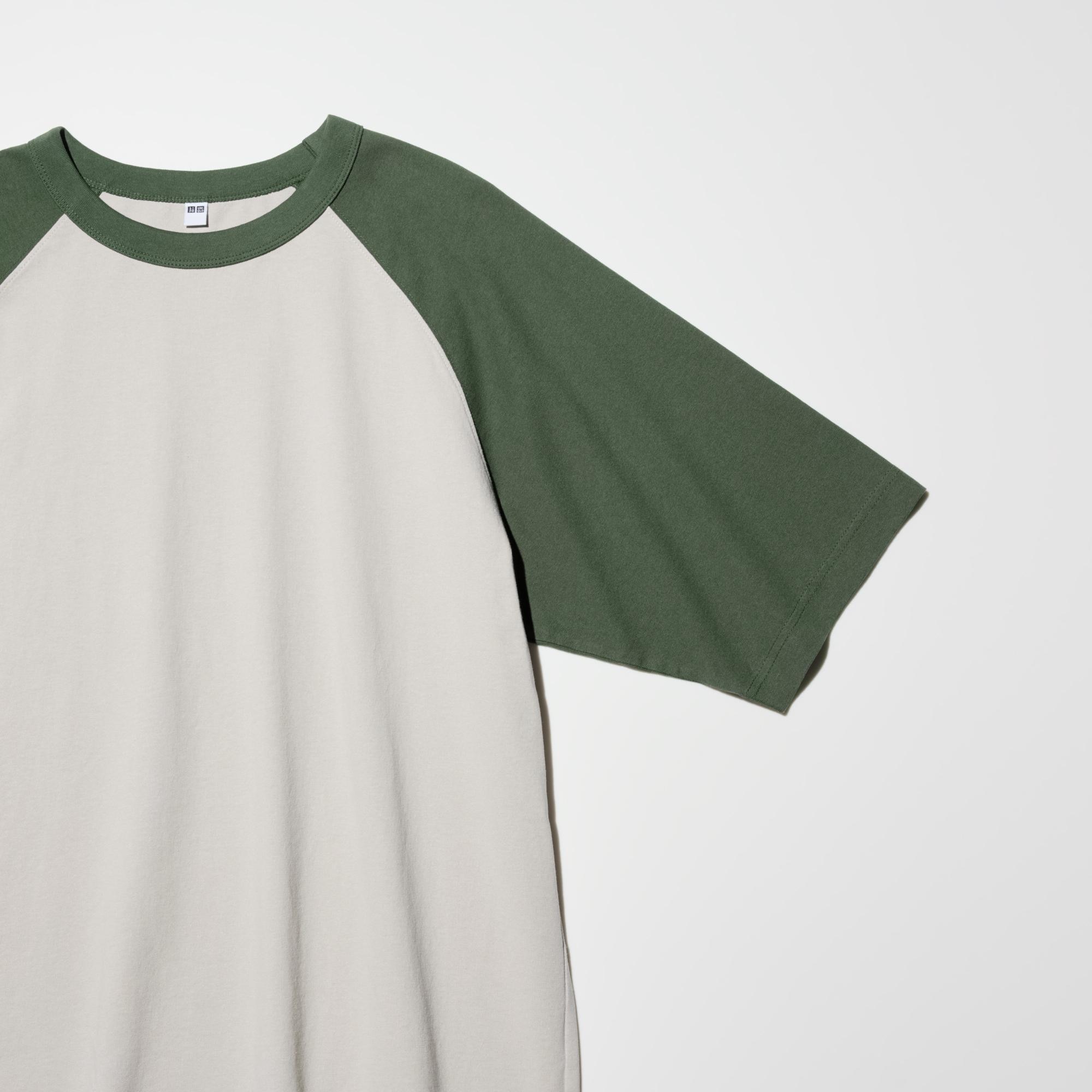 Raglan sleeves for a sporty look. Half-sleeve design in an oversized cut for a relaxed feel. Playful bicolor design.