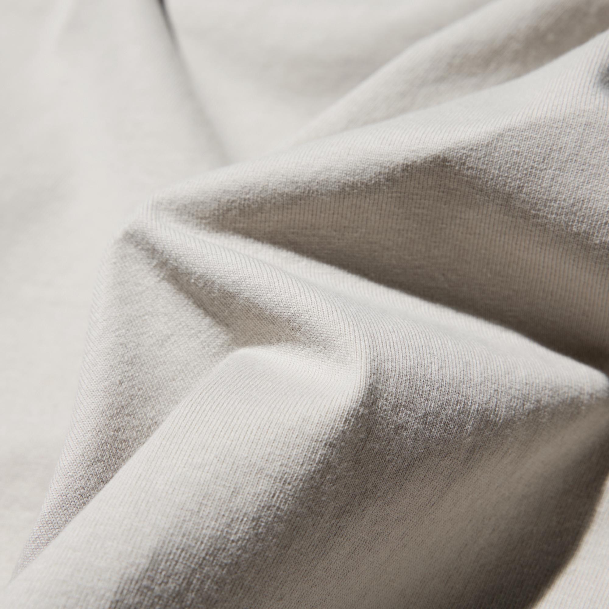 Garment washed for a perfectly casual style. Perfectly thick 100% cotton.
