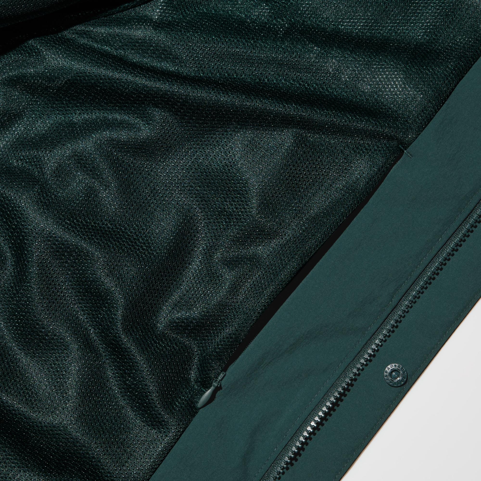 Sisi bagian dalamnya berlapis material jersey yang terasa lembut.