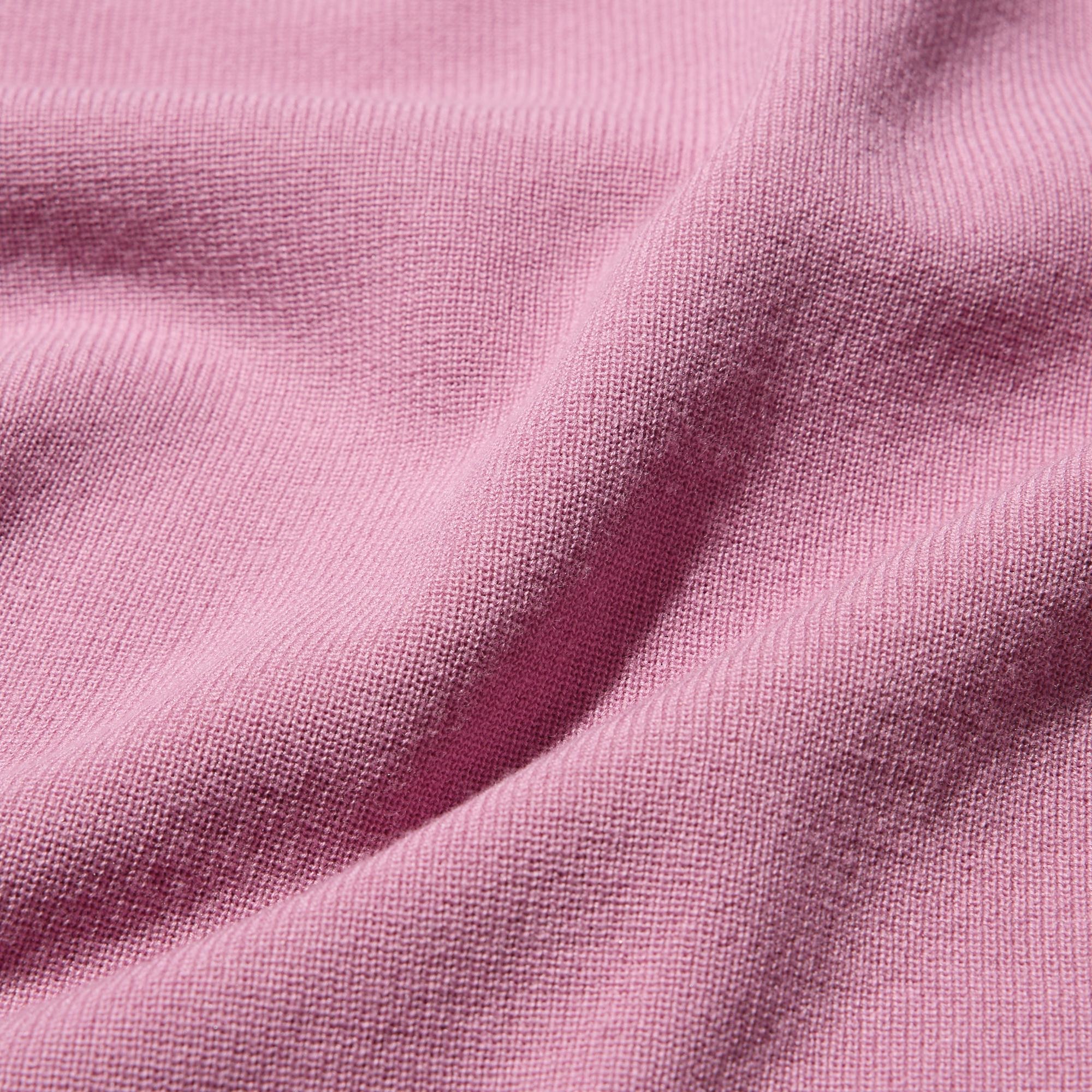 Jersey fabric with excellent stretch provides a great comfortable fit.
