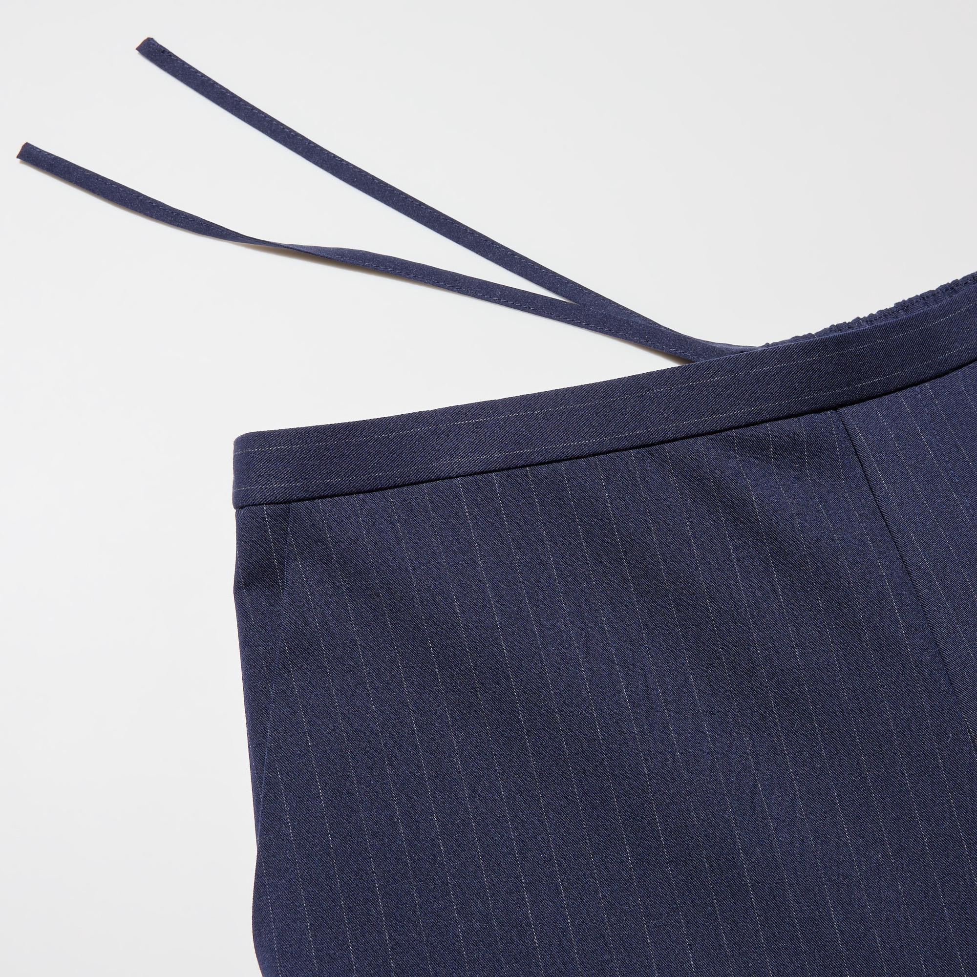 Elastic waistband with drawstring.