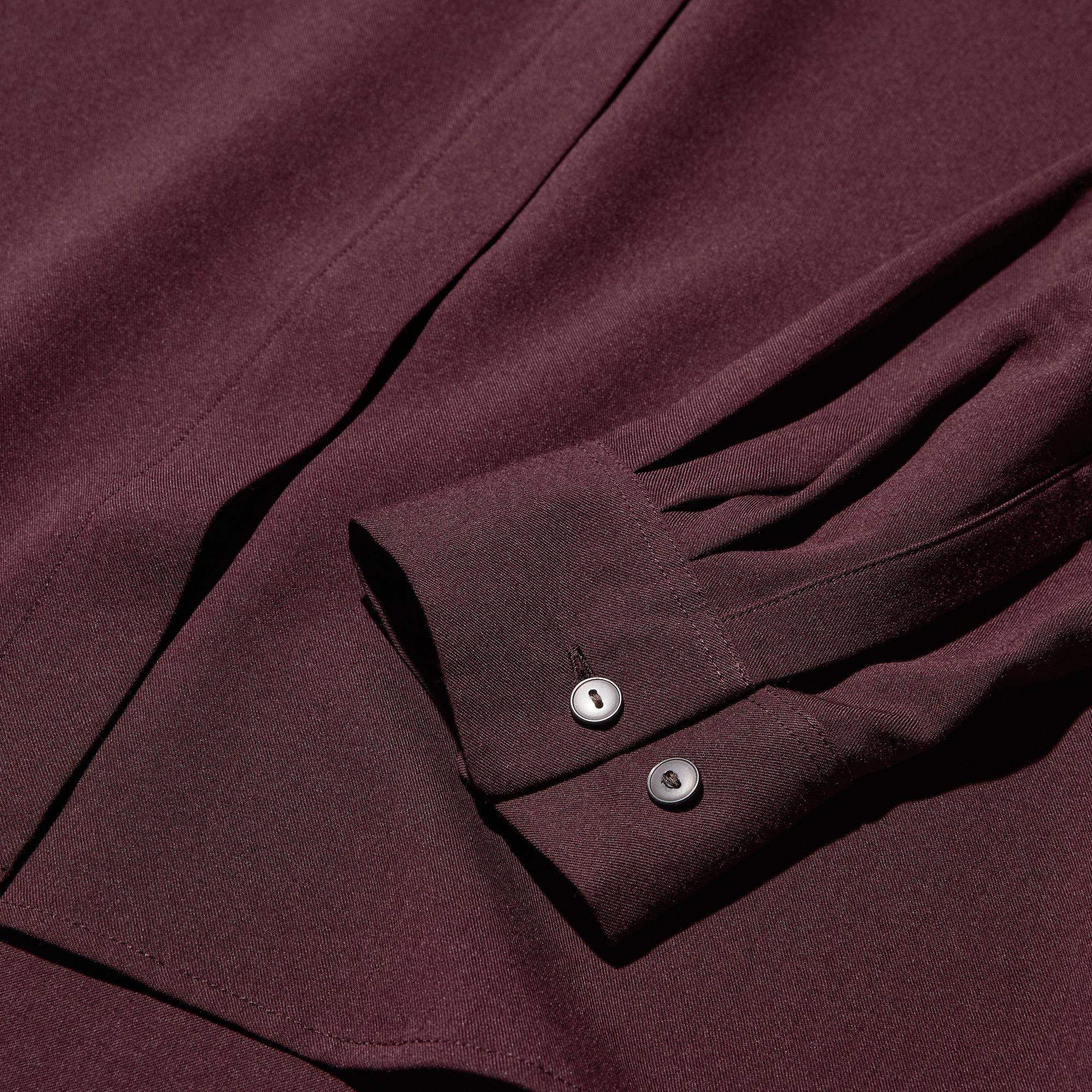 Fly front. Tucks added at the cuffs create a more refined impression.