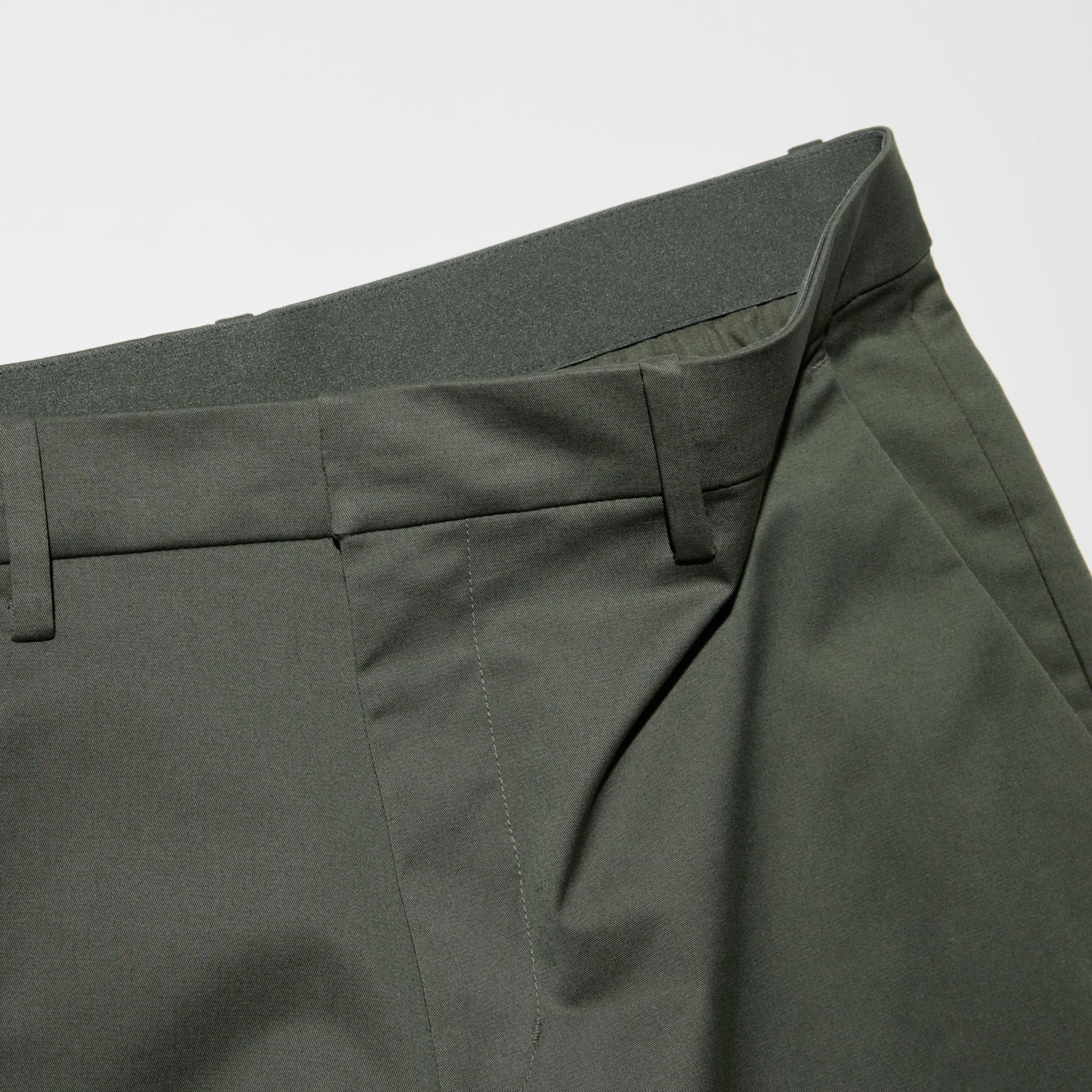 The elastic waist provides stretch for a comfortable fit.