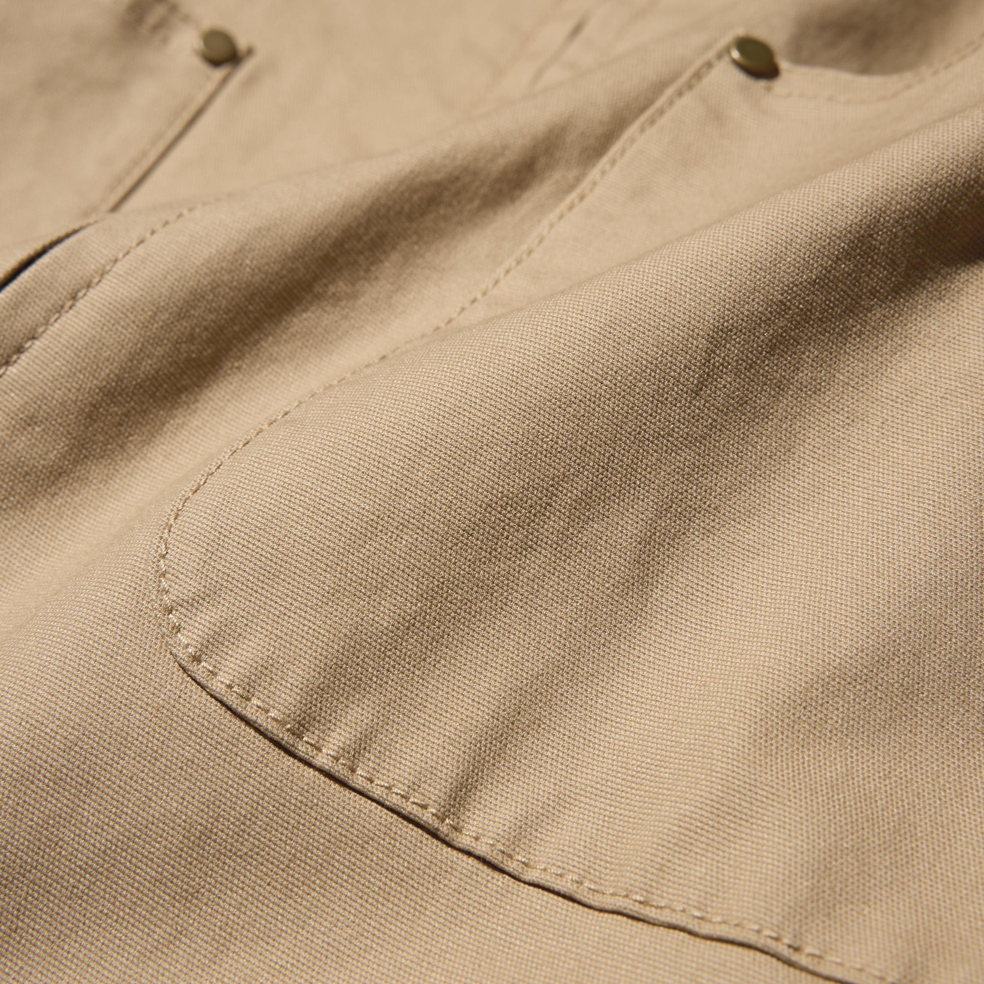 The perfectly crisp cotton blend fabric keeps its shape.