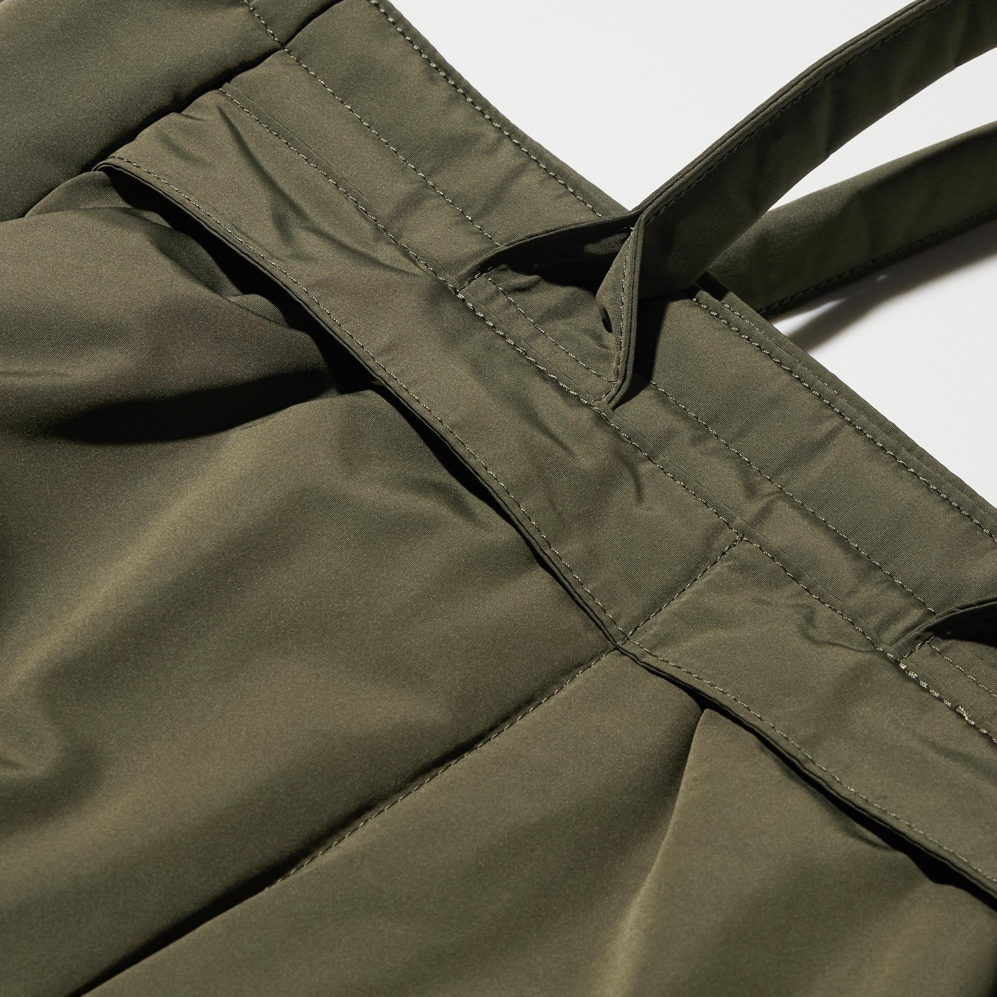 The entire body is padded for comfort and a stylish design. Designed with meticulous attention to detail, the direction of the handles adds a distinctive accent. Water-repellent finish protects against light rain. *The finish is not permanent.