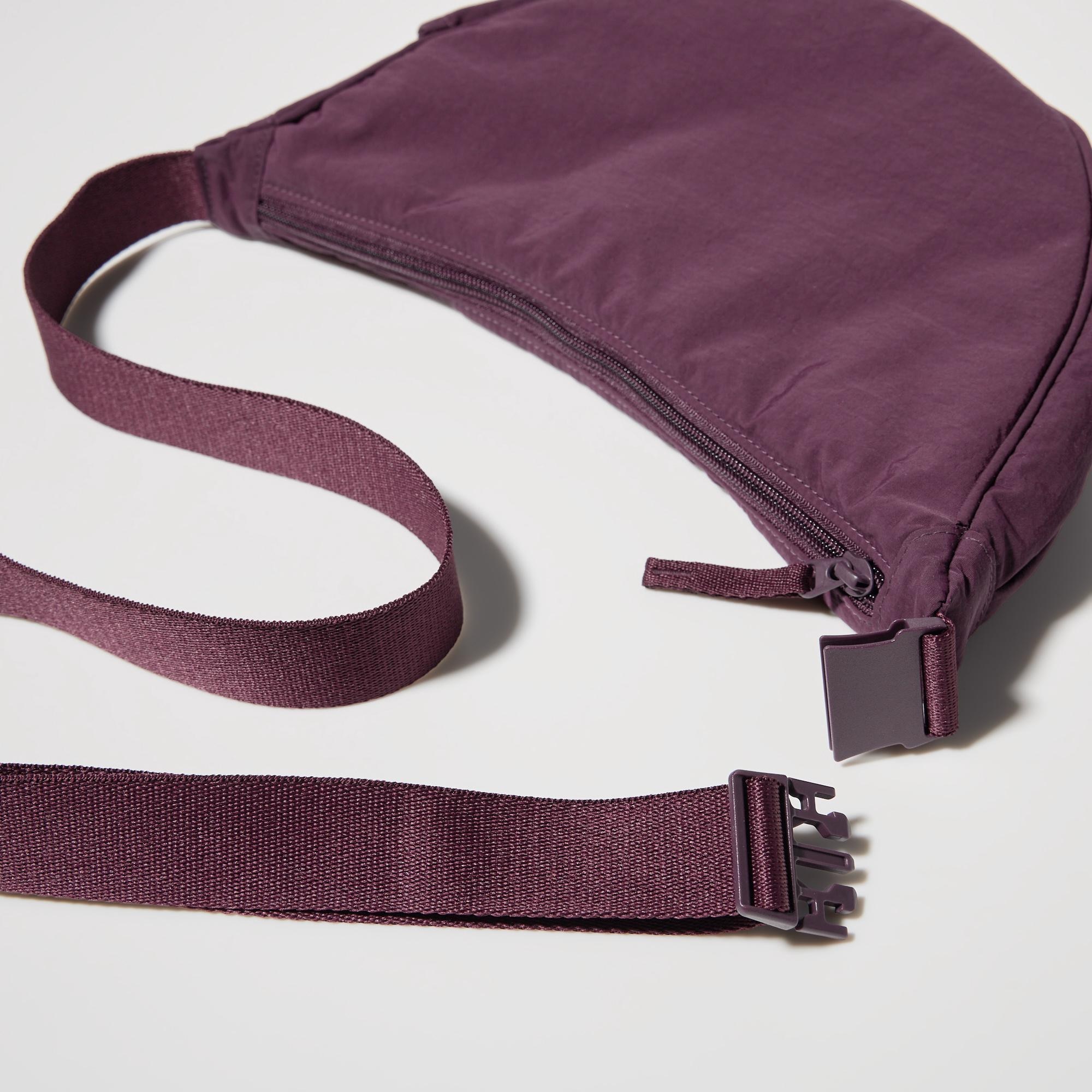 Shoulder strap with buckle makes it easy to wear over thicker layers. Strap length can be adjusted to wear as a handbag.