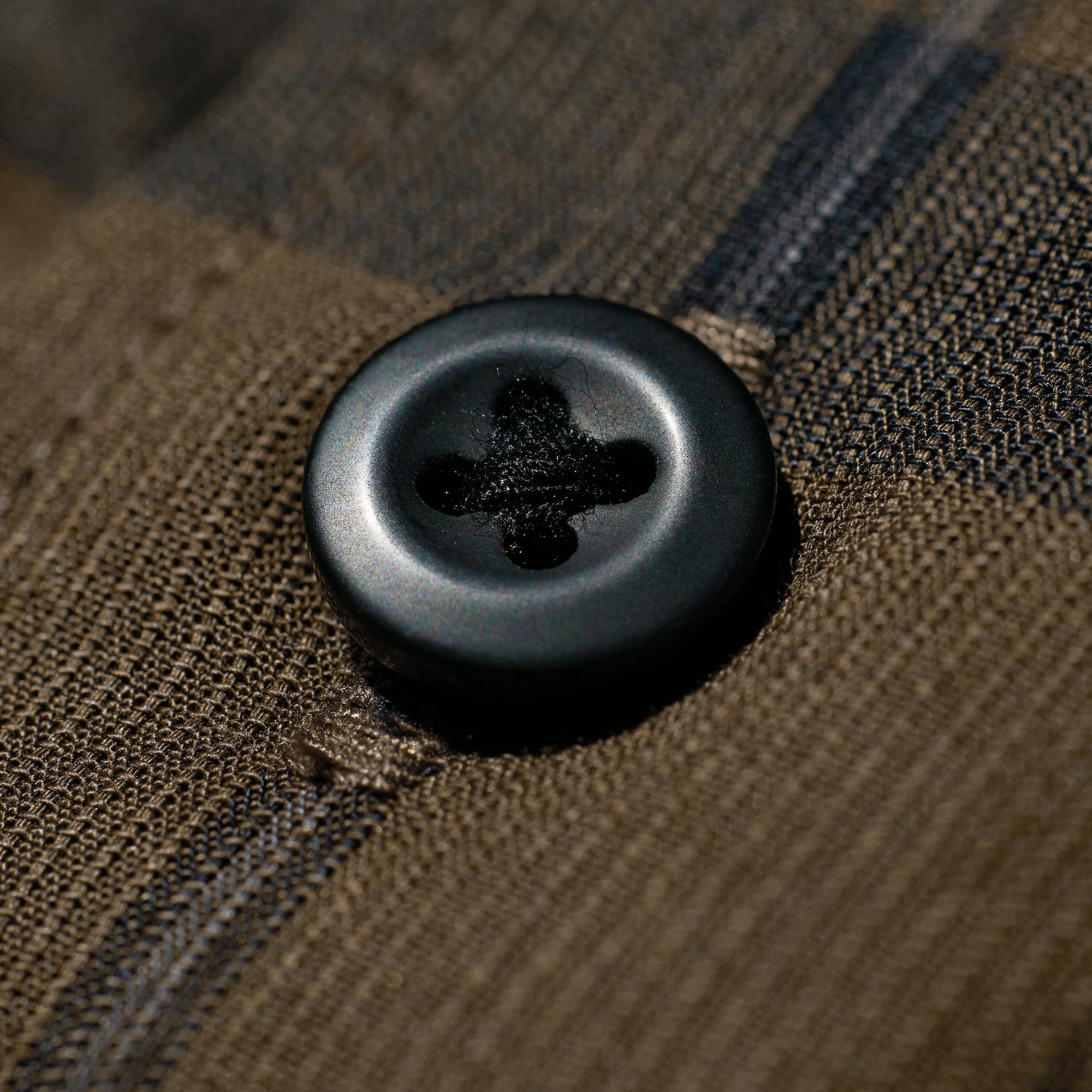 Semi-gloss horn-style buttons create a refined, casual impression.