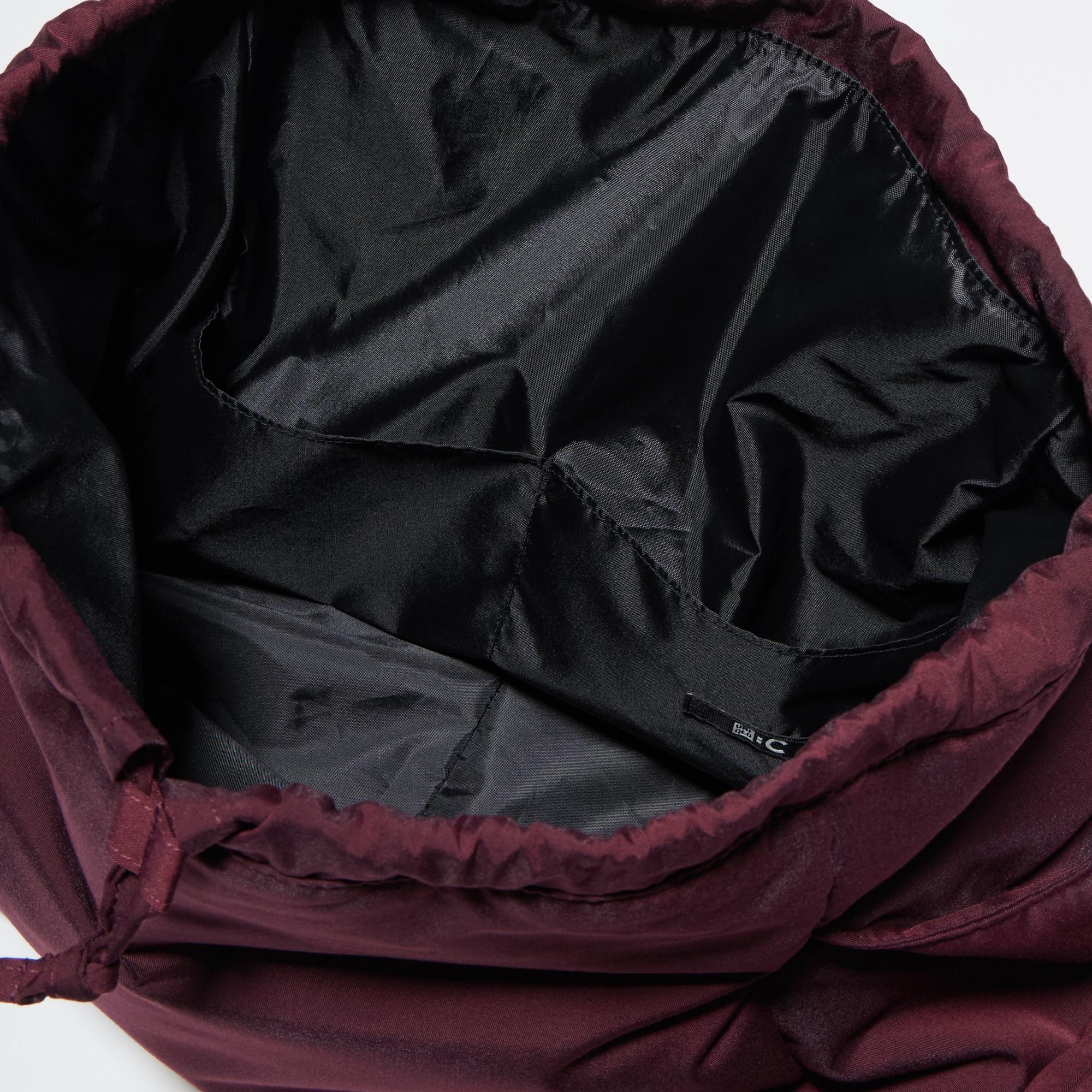 Two outer side pockets and two inner pockets conveniently keep your belongings organized.