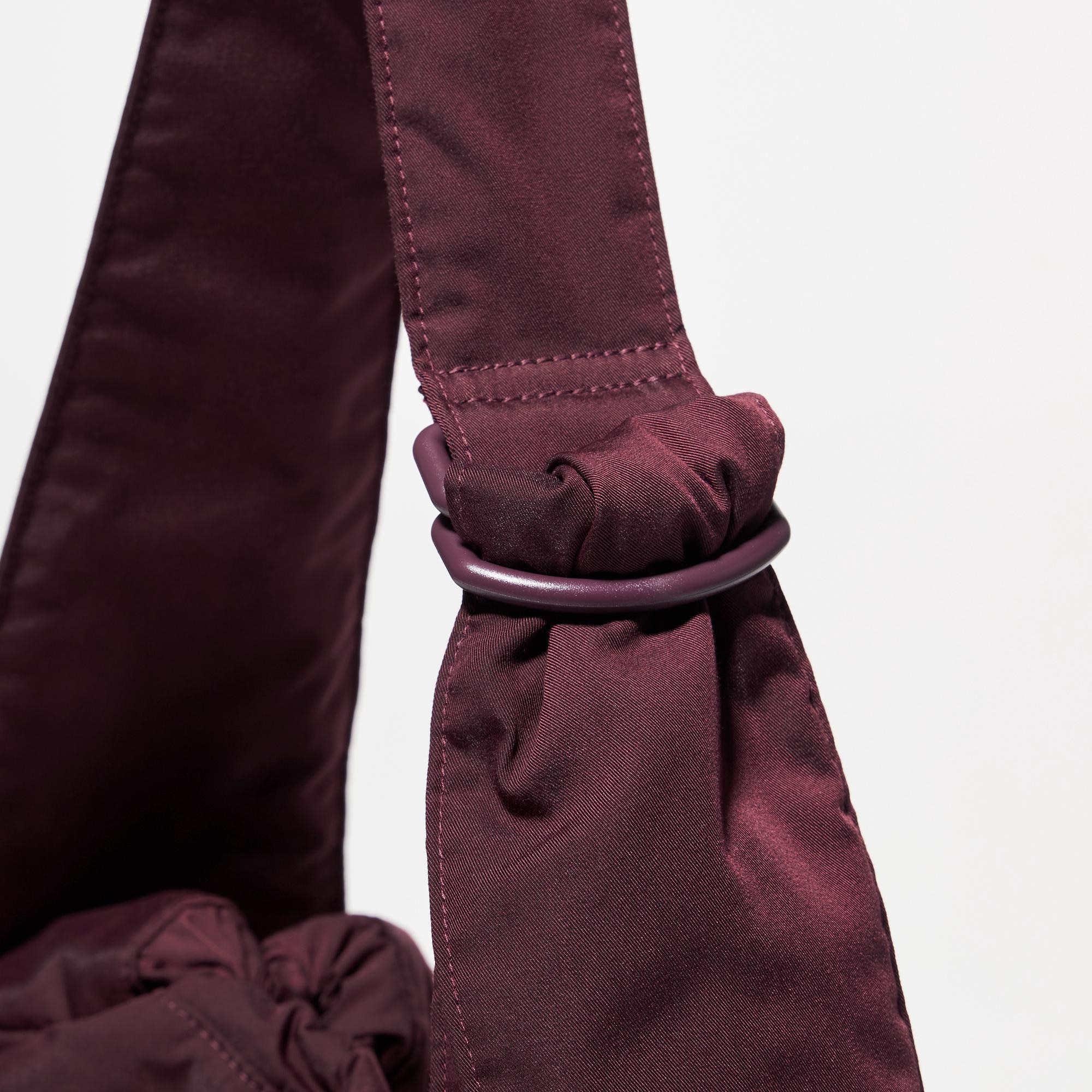 Wide shoulder strap for comfortable carrying.