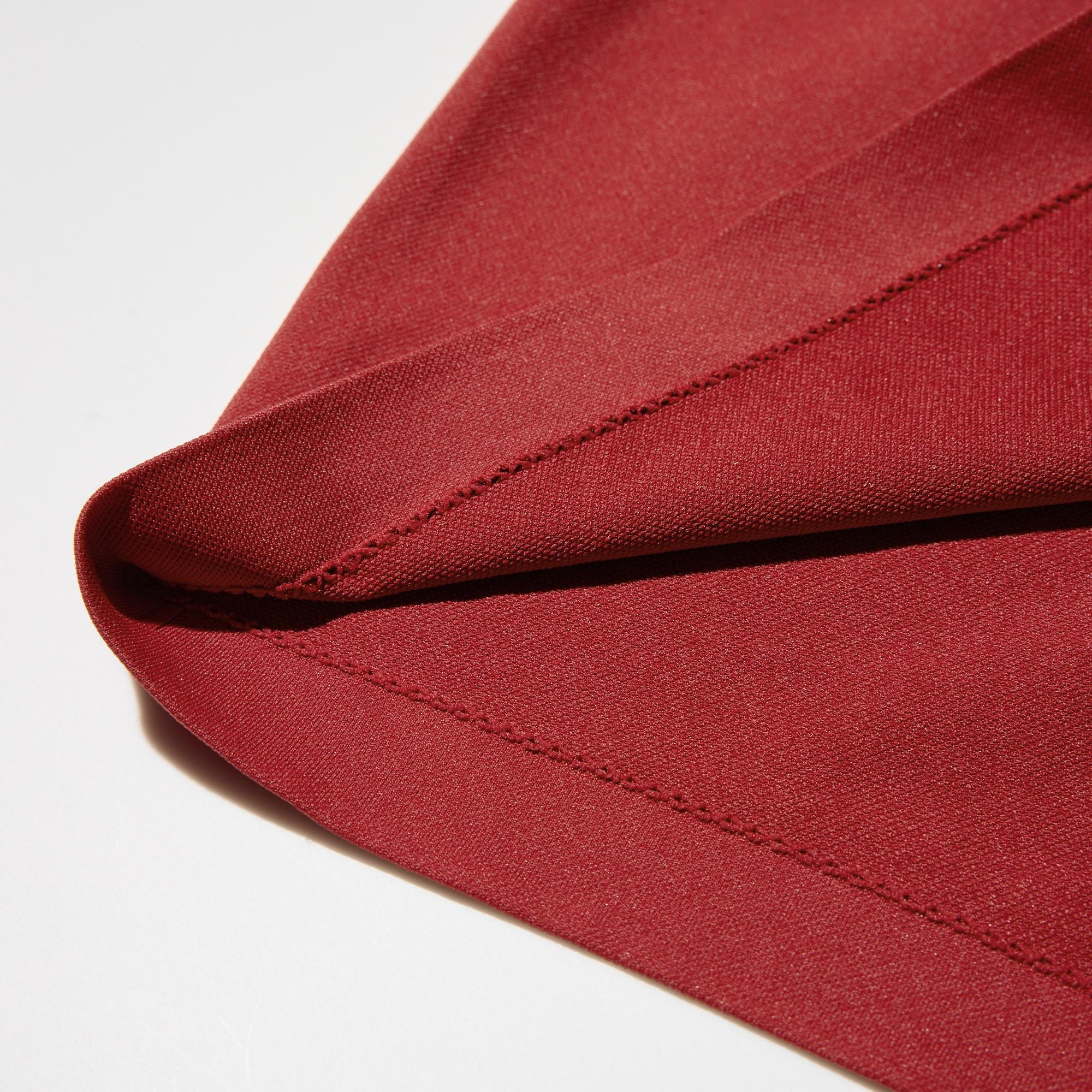 Seamless type cuffs and hem for a smooth feel.