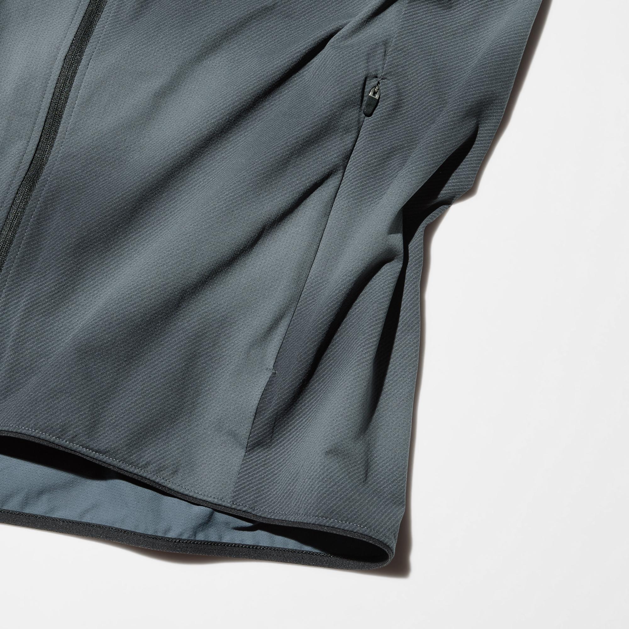 Side pockets with slide fasteners to keep your belongings safe while you work out.