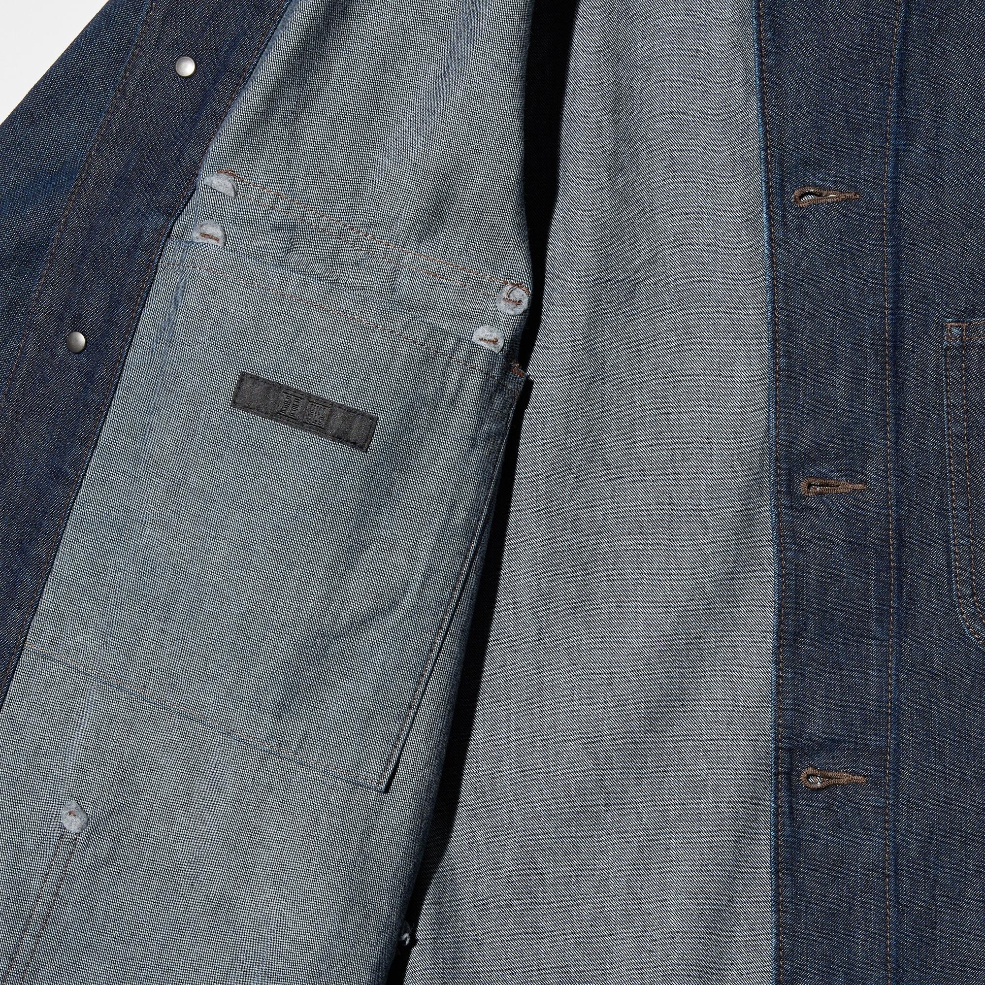 Design inspired by vintage workwear. Four front pockets and an inner pocket for convenience.