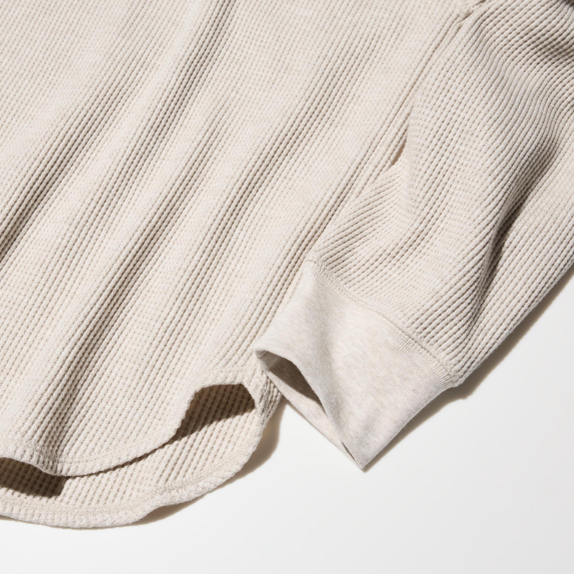Ribbed cuffs make it easy to roll up the sleeves.