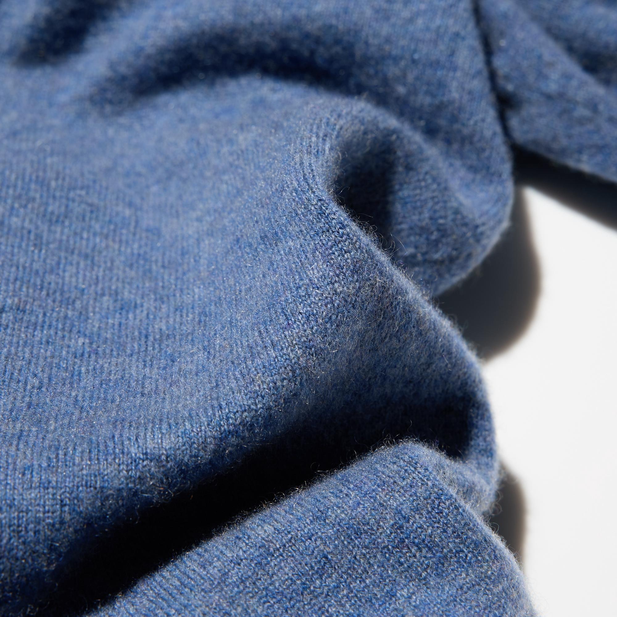 Hand-washable with a special pilling-resistant processing.