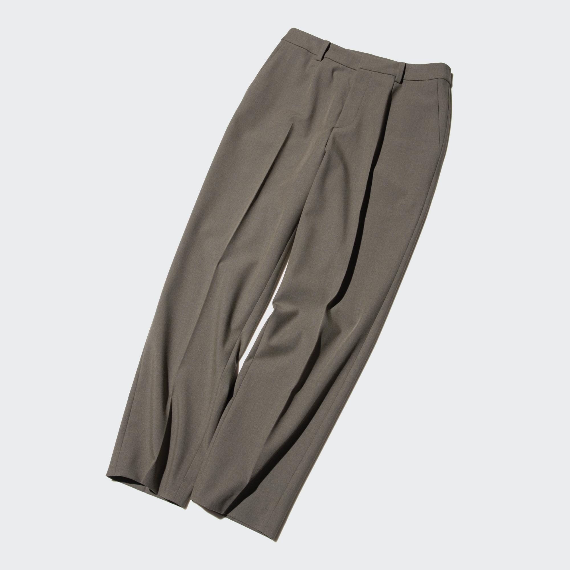 Not too figure-hugging around the thighs and calves. Versatile pants with a gently tapered silhouette with room at the knees, suitable for both office and casual wear.