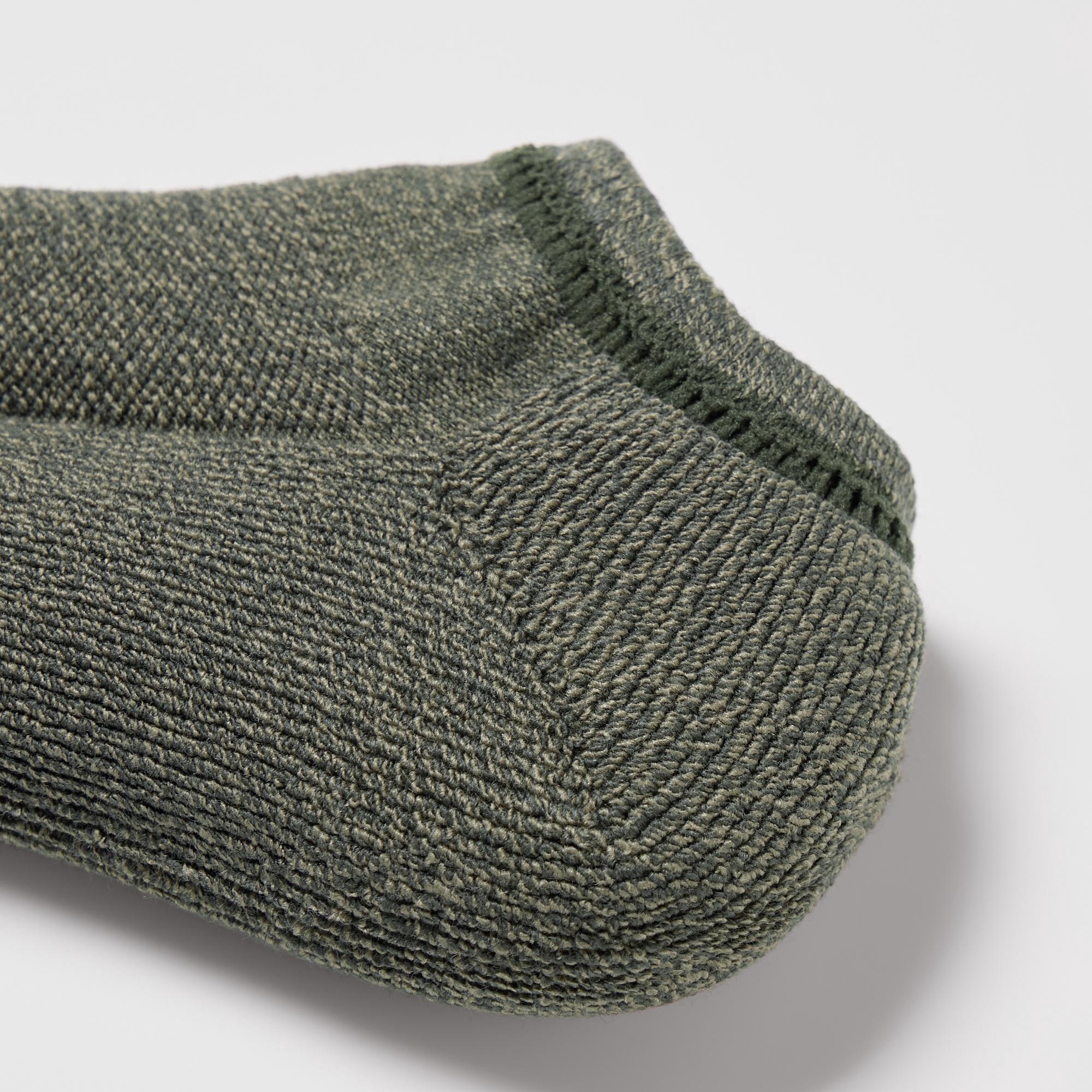 The same thickness as conventional socks with extra warmth. Pile-cushioned for comfort.