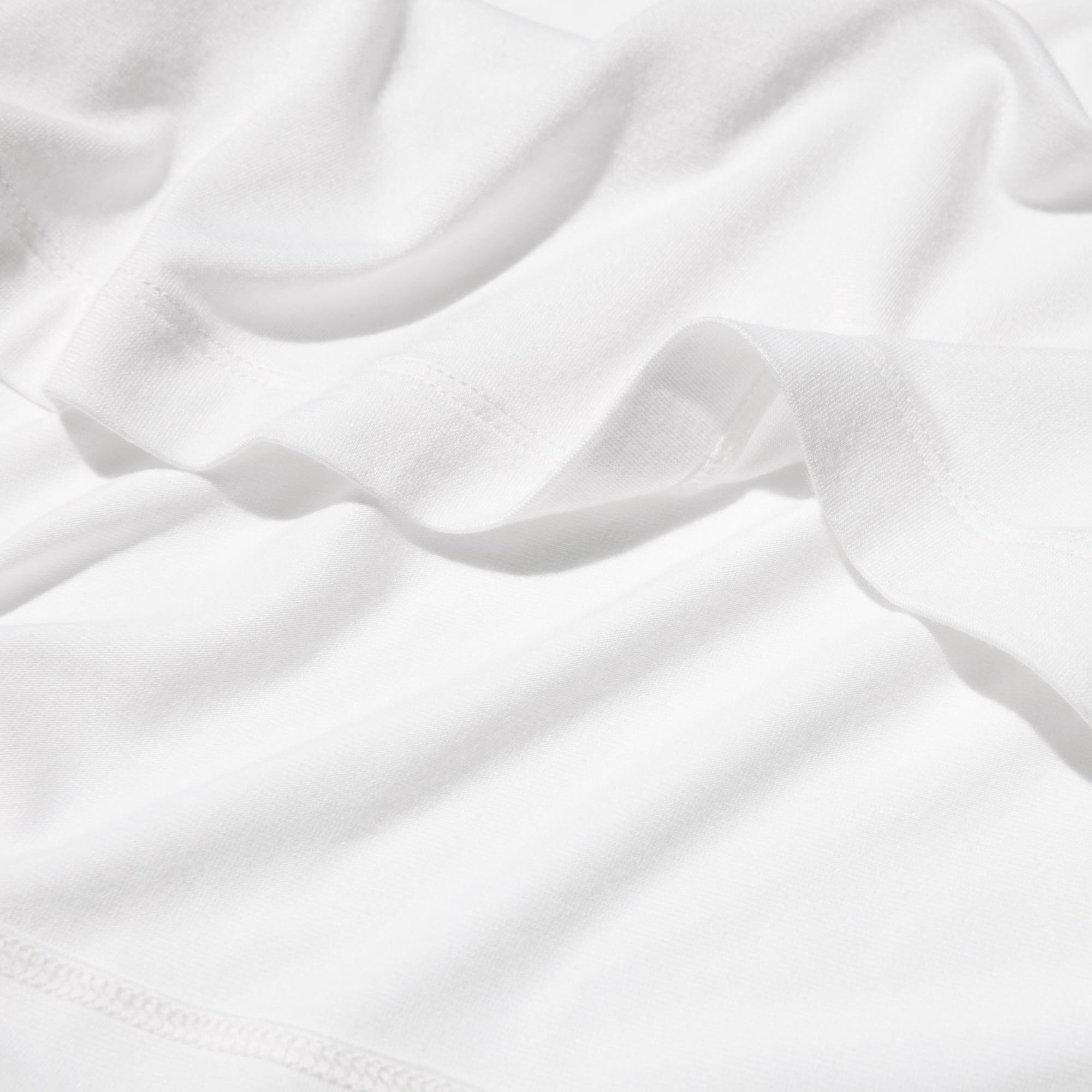 Soft ultra-fine fibers infused with moisturizing plant-based oil for extra smoothness.