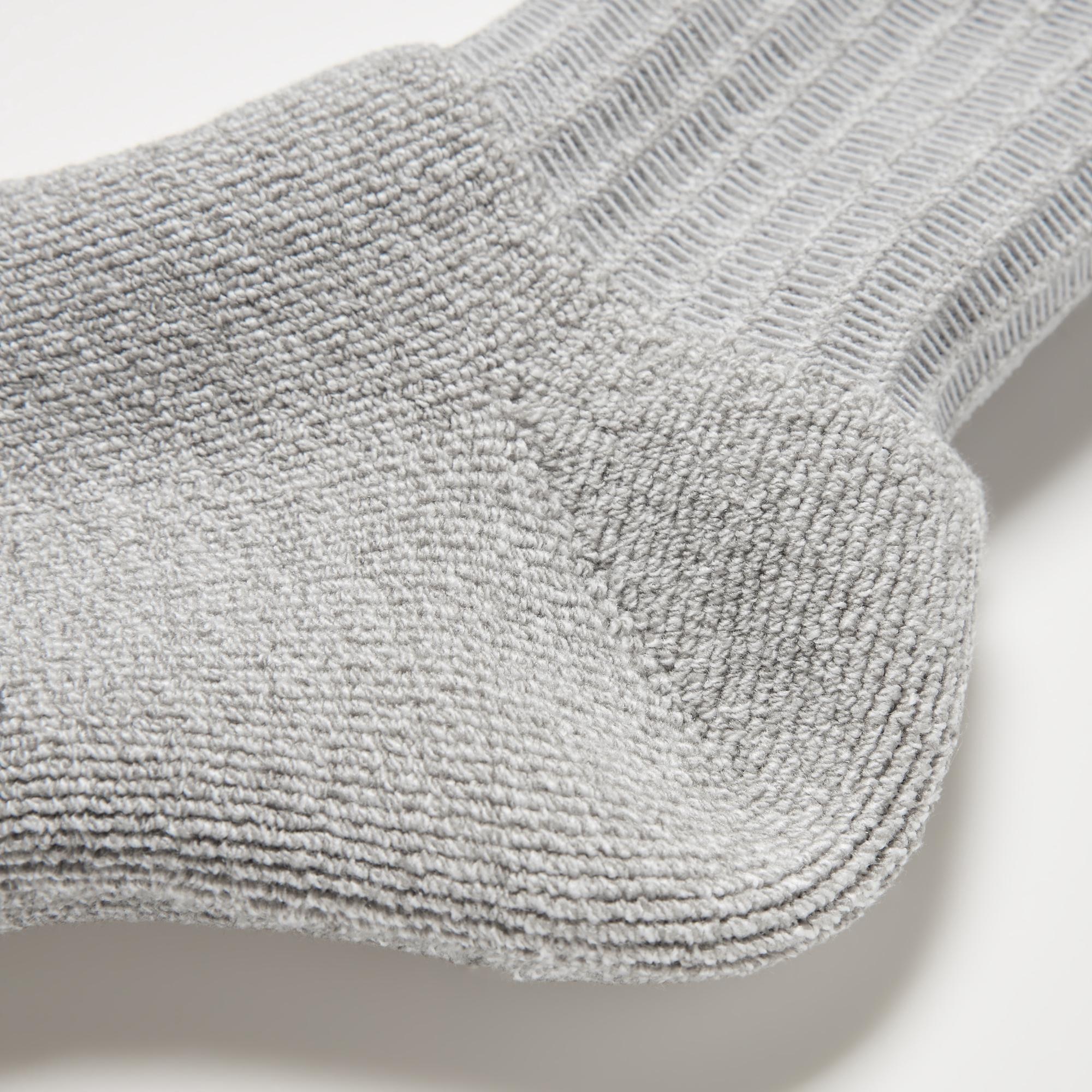 The same thickness as conventional socks with extra warmth. Pile-cushioned for comfort.