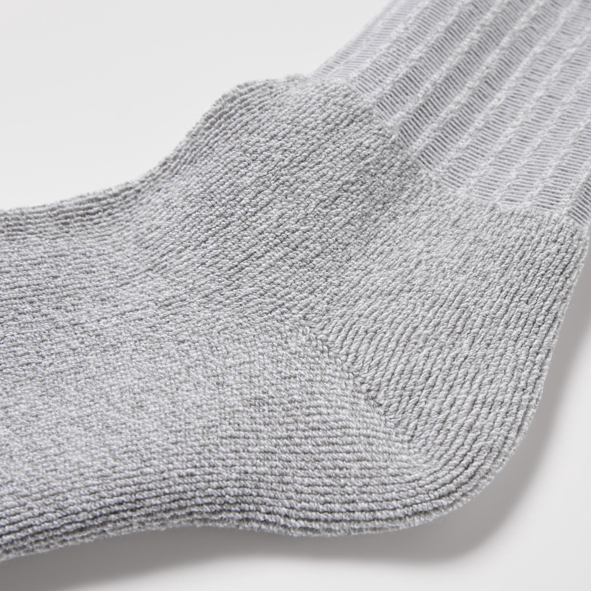 The same thickness as conventional socks with extra warmth. Pile-cushioned for comfort.
