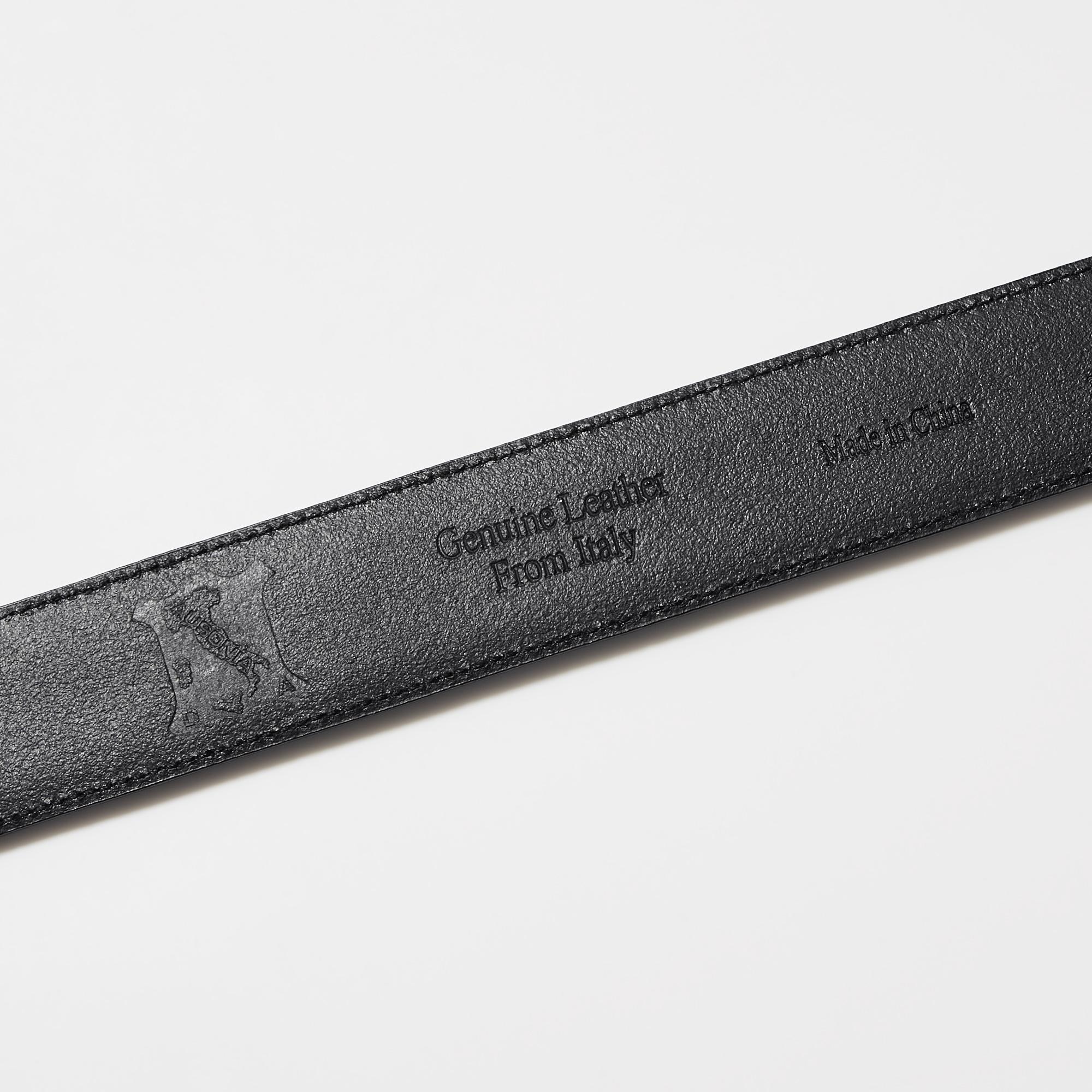 Made of genuine leather expertly tanned in Tuscany, Italy, a region known for its high-quality leather production. *Final product processing is done in China/India.