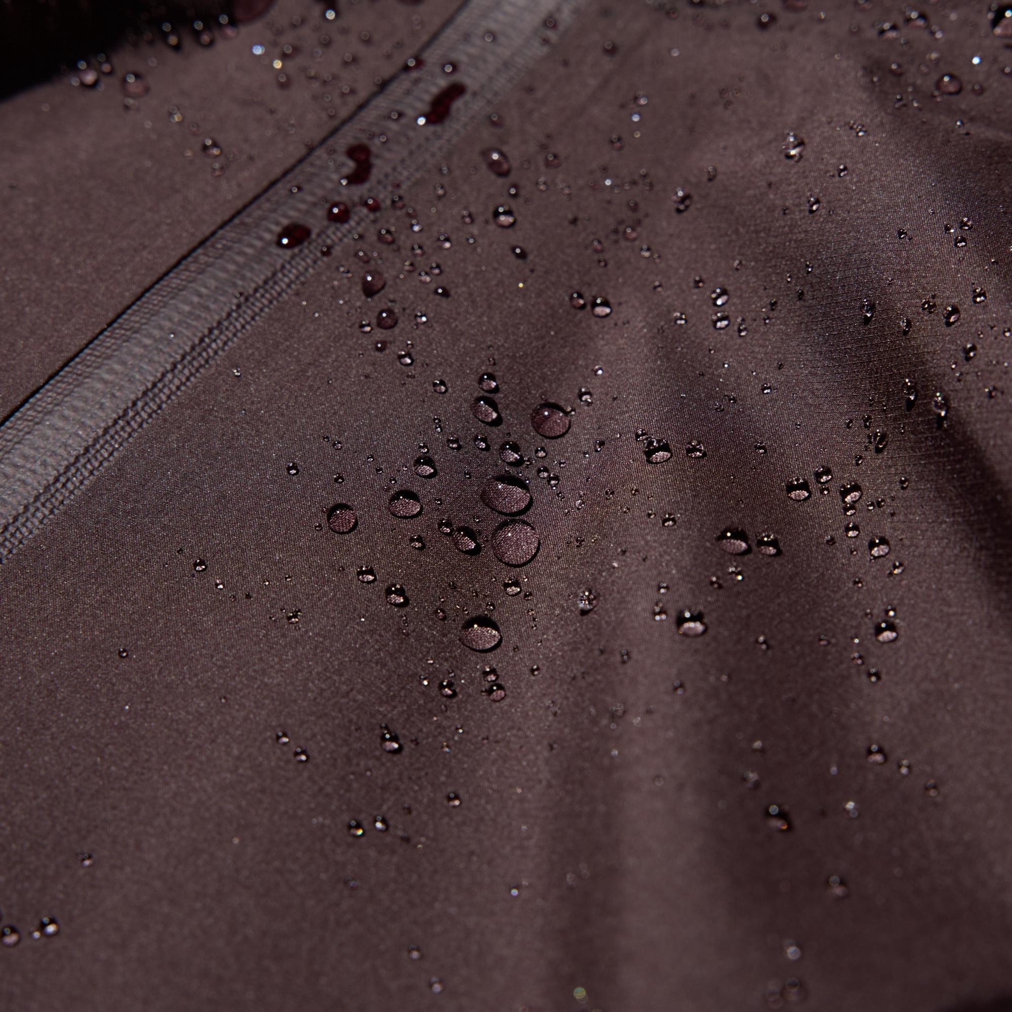 Outer made of durable ripstop fabric that is water-repellent, windproof, and breathable. Water-repellent finish protects against light rain. *The fabric is coated with a water-repellent agent so the effect lasts longer. The finish is not permanent.
