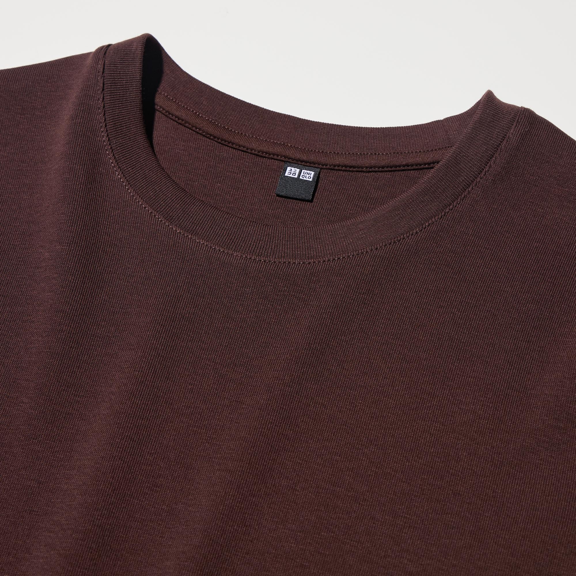 T-shirt with a shorter length and tight fit. Versatile design with matching fabric trim at the neckline.