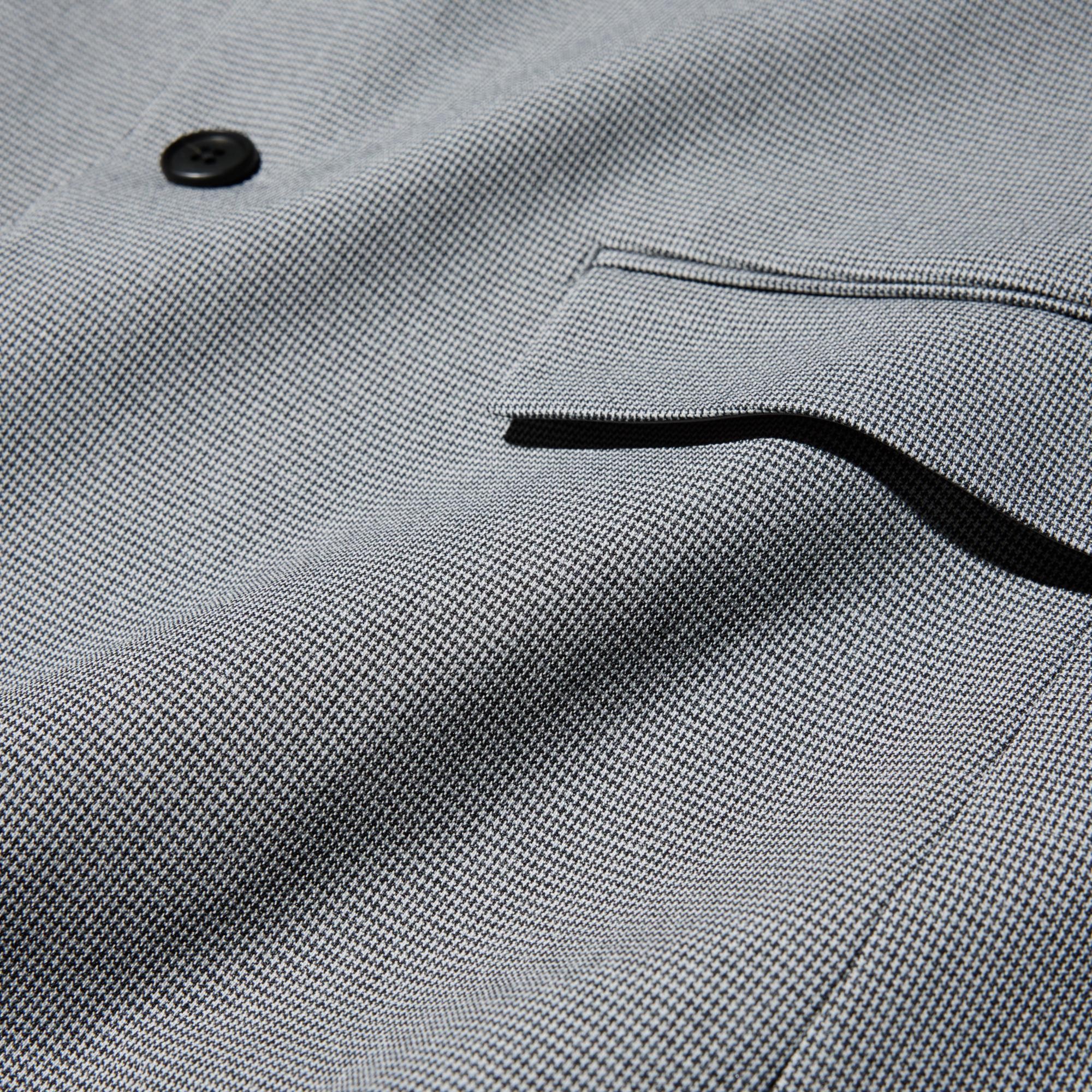 Incredibly comfortable thanks to the lightweight, stretchy, and quick-drying fabric jointly developed by Toray and UNIQLO.