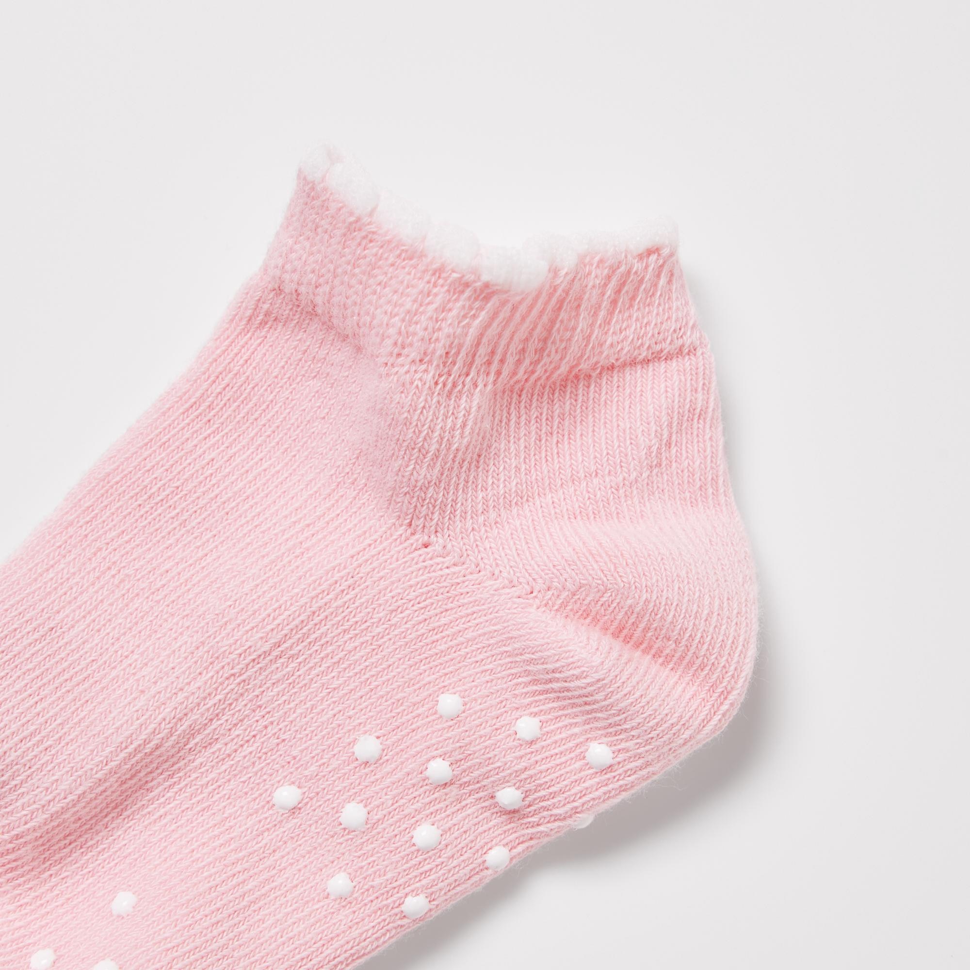 Three-dimensional Y-heel design for a better fit. Fabric density above the heel is fine-tuned to keep the socks from slipping off.