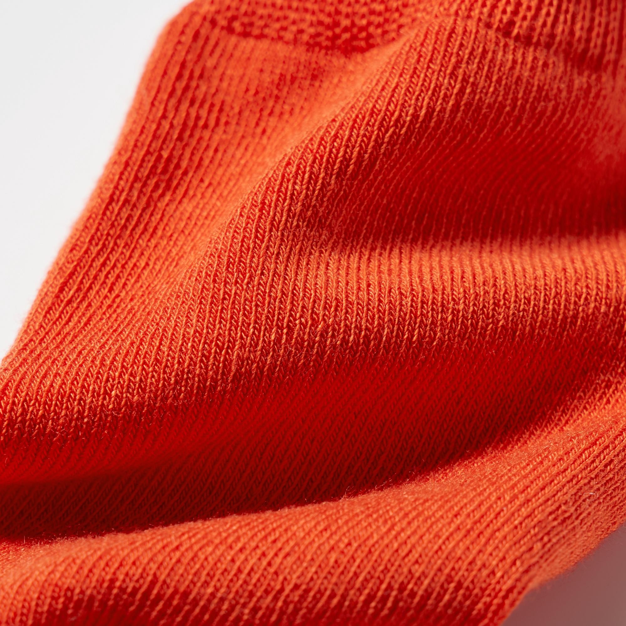 Special yarn neutralizes and deodorizes odors. The yarn retains its deodorizing properties even after washing. *The finish is not permanent. With odor control features.