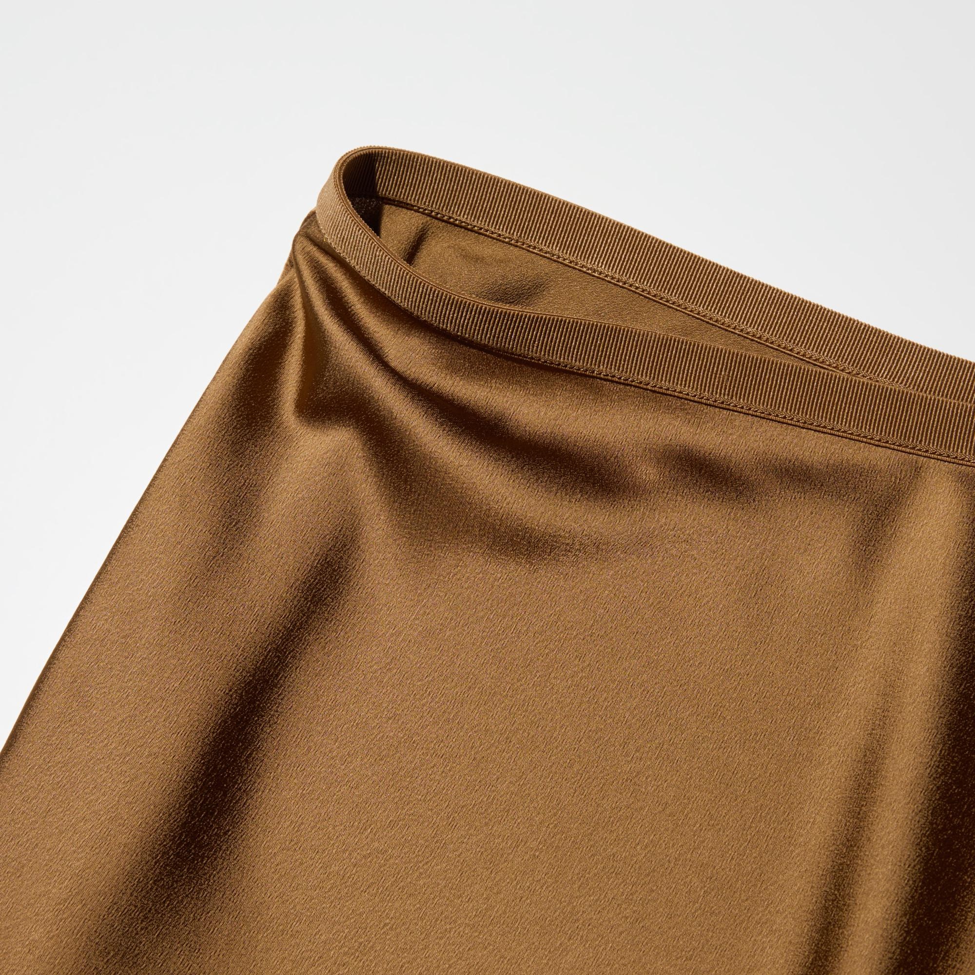 Elegant long length with an elastic waist for easy outfit changes.