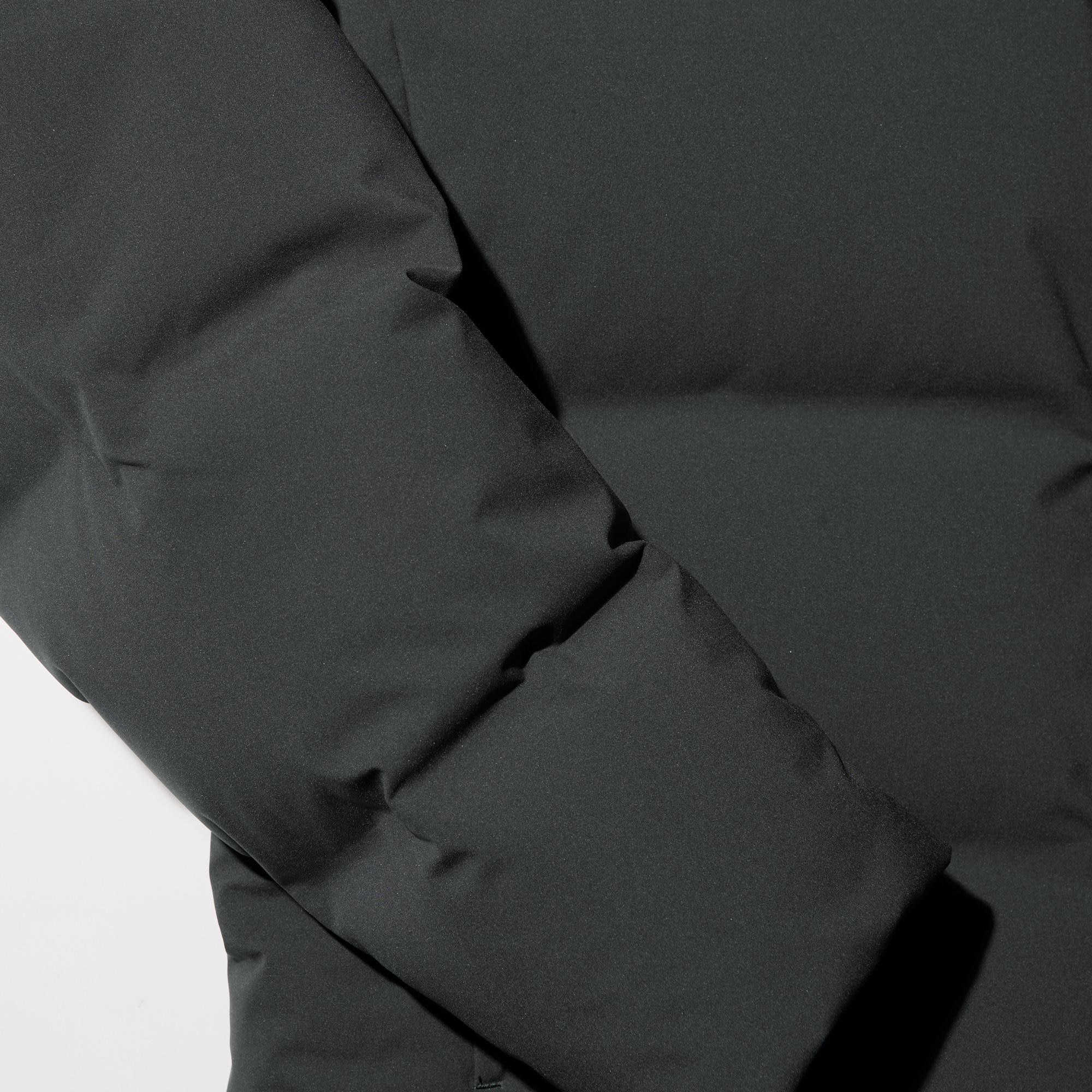 No seams prevent cold air from entering, with a waterproof fastener on the front. *Seams at sleeves, sides, and hood.