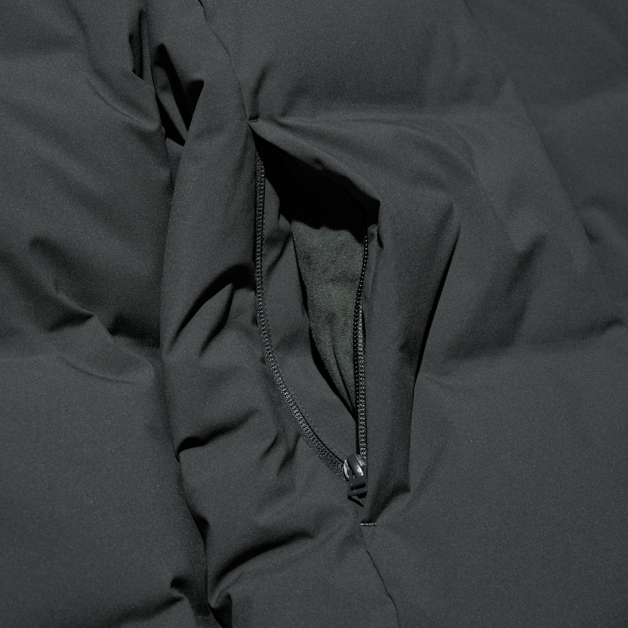 The pouch cloth inside the waist pocket is made of brushed fabric for warmth.